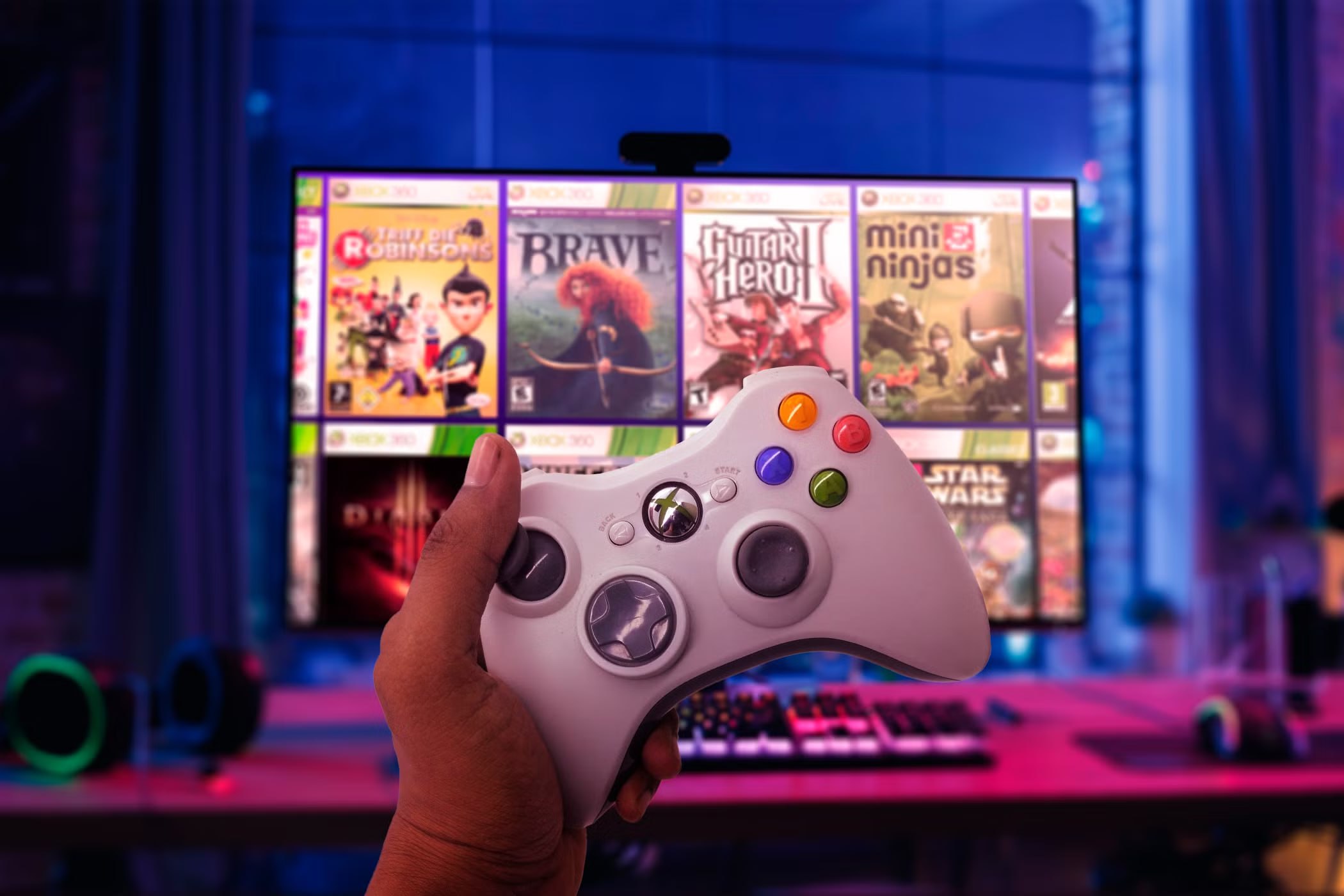 Microsoft готовит эмулятор Xbox 360 на ПК Инсайдер eXstas1s рассказал, что Microsoft к 25-летию первого Xbox в следующем году готовит продвинутый эмулятор Xbox Classics, который станет частью Game Pass. Проект позволит запускать на ПК игры от классического Xbox, а также от Xbox 360. По слухам, к работе над проектом привлекли разработчиков эмулятора Xenia, который уже позволяет запускать на ПК игры от Xbox 360. И если это действительно так, геймеры смогут прикоснуться к играм настоящей эпохи консольных эксклюзивов, которые никогда не выходили на ПК. Мой Компьютер