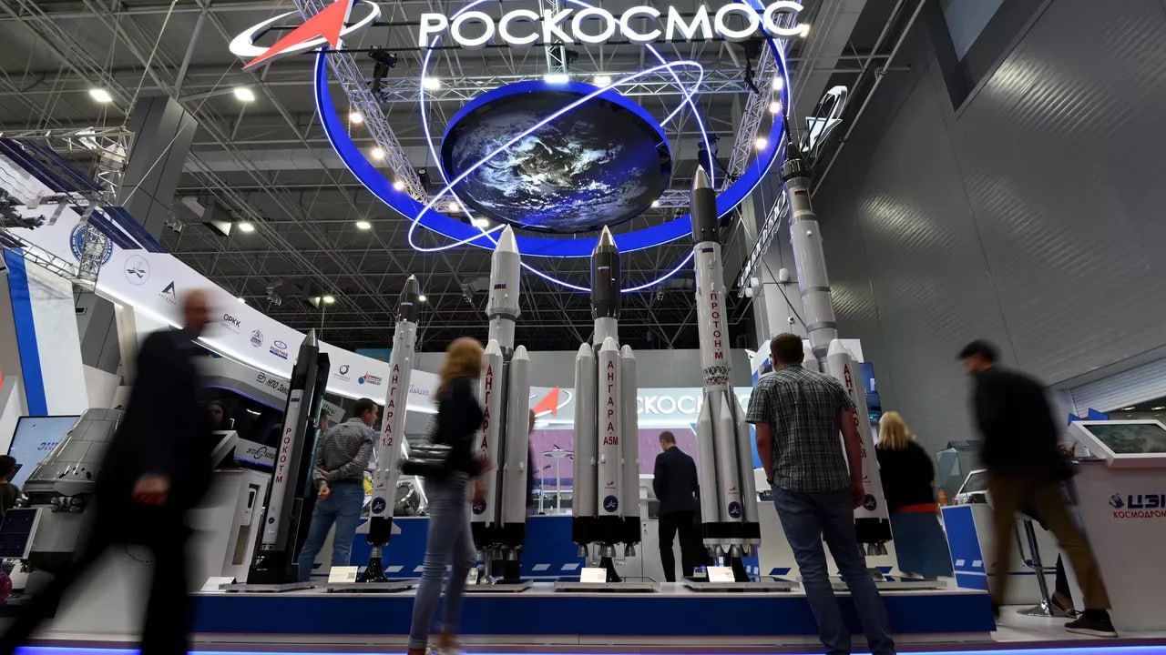 КОСМОС РОССИЯ И КИТАЙ ПОДПИСАЛИ МЕМОРАНДУМ О СОЗДАНИИ ЭЛЕКТРОСТАНЦИИ «Роскосмос» и Китайская национальная космическая администрация подписали меморандум по строительству электростанции для Международной научной станции на Луне, сообщили в госкорпорации. «Роскосмос и Китайская национальная космическая администрация подписали меморандум о сотрудничестве по созданию лунной электростанции», – говорится в сообщении госкорпорации. Отмечается, что меморандум включен в список документов, подписанных по итогам встречи президента России Владимира Путина с председателем Китайской Народной Республики Си Цзиньпинем 8 мая. «Российская электростанция станет важным вкладом в проект Международной научной лунной станции, которую планируется создать к 2036 году», – добавили в «Роскосмосе». На станции будут проводить фундаментальные космические исследования и проверку технологий для длительной беспилотной эксплуатации МНЛС с перспективой присутствия человека на Луне. К российско-китайскому проекту по созданию лунной станции уже присоединилось 13 стран. ФОТО: РИА Новости / Максим Блинов #аврорамедиа_космос Telegram-экосистема АВРОРА МЕДИА МЕДИА НОВОСТИ РЕГИОН ЛАЙФ СПОРТ ГЕРЛЗ ХАЙТЕК ПЕРСОНЫ ИНСАЙД КРИМИНАЛ МОЛОДОСТЬ LIVE АВРОРА МЕДИА YOUTUBE RUTUBE