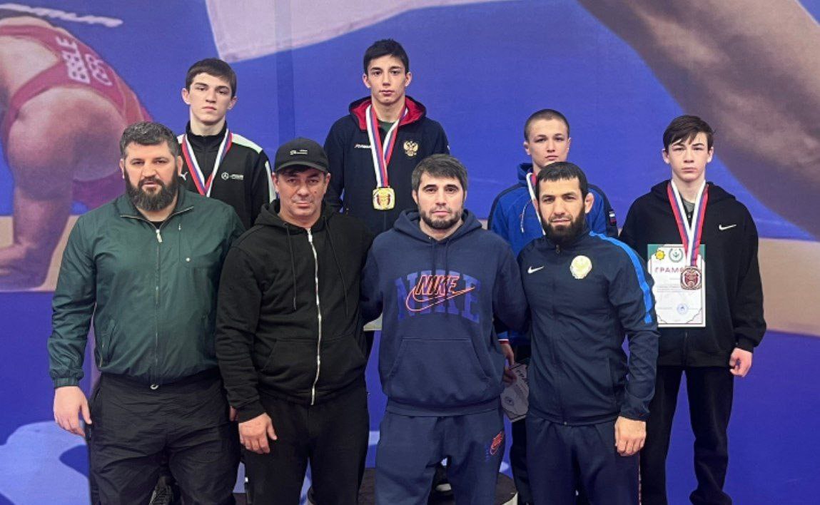 Дагестанские борцы стали сильнейшими по итогам Первенства СКФО по вольной борьбе среди юношей до 16 лет прошедшего в Грозном В соревнованиях выступили до 400 борцов со всех регионов Северного Кавказа которые состязались в 12 весовых категориях Представителям Дагестана удалось завоевать 18 медалей Пять раз вольники республики поднимались на верхнюю ступень пьедестала почета Еще семеро борцов заняли второе место и шестеро стали третьими призерами Также 26 дагестанских борцов успешно прошли отбор на Первенство России которое в середине февраля пройдет в каспийском Дворце спорта имени Али Алиева