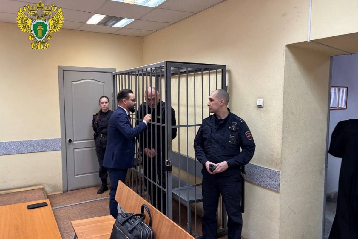 Директор АНО Чистое Сердце помогавший бездомным арестован за мошенничество Сегодня Ленинский районный суд Екатеринбурга избрал меру пресечения в виде заключения под стражу для Михаила Арзамасцева до 7 февраля По версии следствия Арзамасцев обманом получил право на комнату стоимостью более одного миллиона рублей Это нанесло значительный ущерб потерпевшему оказавшемуся без жилья Фото Прокуратура Свердловской области