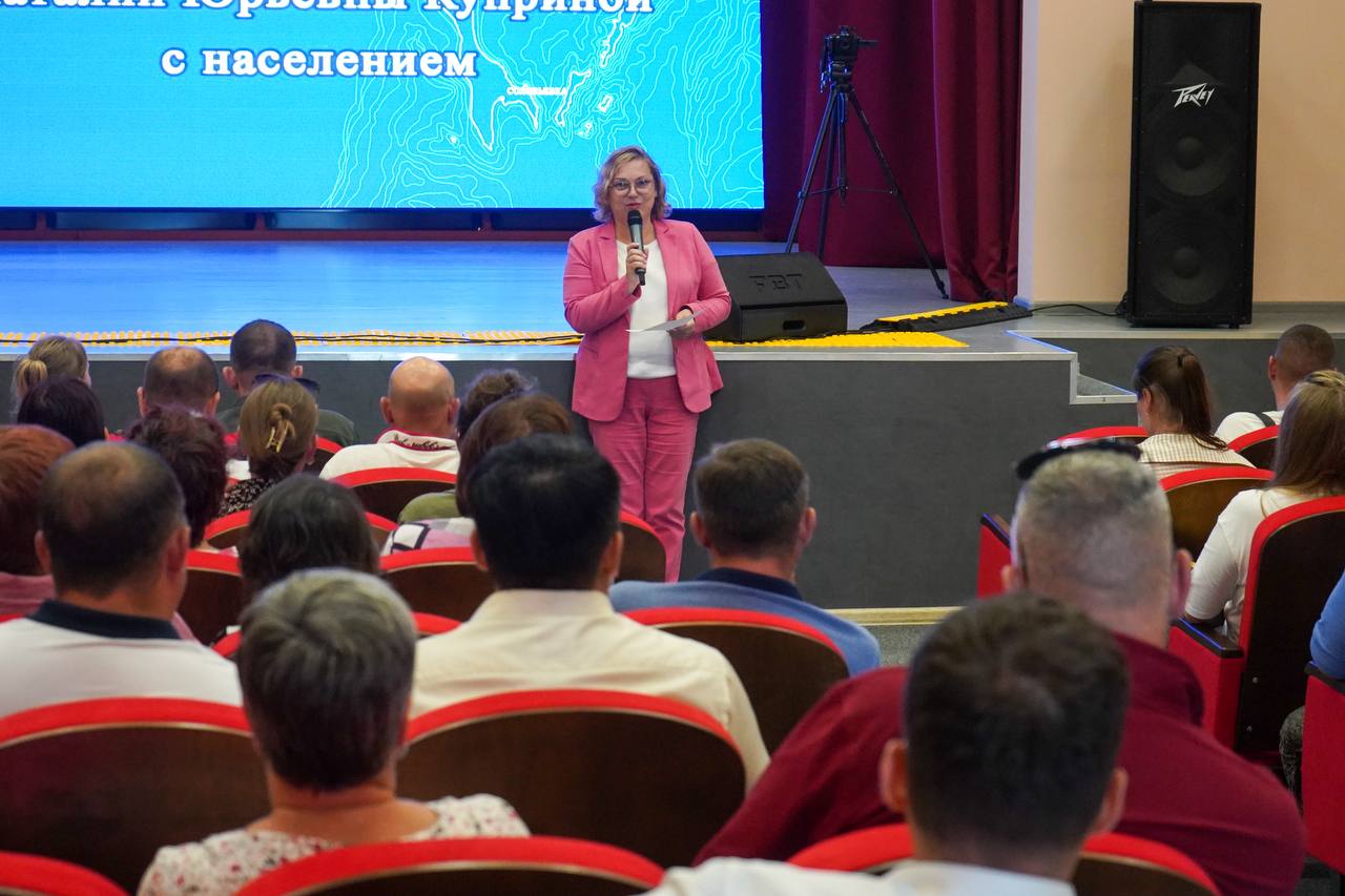 Состоялась рабочая встреча главы района с жителями села Соловьёвка   Здесь детально рассмотрели наиболее актуальные вопросы, волнующие местное население.Серьёзную озабоченность вызывает качество работы УК, а именно ее систематическое бездействие. Наталия Куприна предложила рассмотреть возможность смены управляющей организации.  -Если управляющая компания не справляется со своими обязанностями, жители вправе рассмотреть другие варианты. По закону такое решение принимают собственники – мы же со своей стороны готовы помочь: посмотрим кто из УК готов «зайти» в село, чтобы у людей был выбор и понимание  на каких условиях будет работать новая УК, - отметила глава округа.   Отдельное внимание было уделено проблеме организации системы обращения с твёрдыми коммунальными отходами. Жители указали на неудобное расположение контейнерных площадок и регулярные случаи несанкционированного размещения крупногабаритных отходов. Данный вопрос будет дополнительно проработан с региональным оператором, включая рассмотрение варианта организации индивидуального сбора отходов.   Особую обеспокоенность сельчан вызвала проблема незаконного проживания в ведомственном жилом фонде. Такие жильцы, не будучи зарегистрированными по месту проживания, не участвуют в оплате коммунальных услуг, создавая при этом неудобства для законных жильцов. Принято решение о проведении детальной инвентаризации, так как подобные ситуации создают потенциальные риски для общественной безопасности.   Кроме того, был поднят вопрос об ограничении движения грузового транспорта по внутрипоселковым дорогам, что приводит к их преждевременному износу и пыли. Инициатива жителей об установке соответствующих дорожных знаков направлена на рассмотрение в профильную комиссию.   Администрация продолжит работу по всем обозначенным направлениям, держа на особом контроле решение поставленных жителями вопросов.