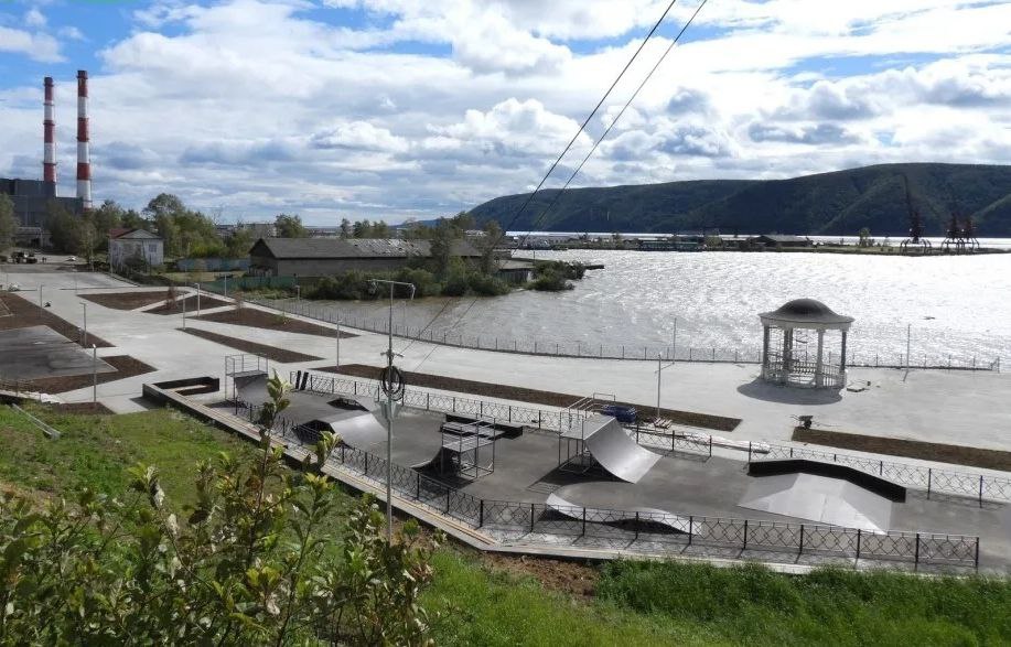 В Николаевске на Амуре продолжится преображение набережной стартовал новый этап работ С 2025 году работы продолжаются по национальному проекту Инфраструктура для жизни В городе Николаевске на Амуре подведены итоги масштабного обновления городской набережной на улице Невельского Работы были завершены в 2024 году в рамках федерального проекта Формирование комфортной городской среды нацпроекта Жилье и городская среда инициированного Президентом России Владимиром Путиным С 2025 году работы продолжаются по национальному проекту Инфраструктура для жизни На обновленной территории полностью преобразилась инфраструктура проведена укладка брусчатки на прогулочных дорожках и резинового покрытия на лестничных маршах установлены современные опоры освещения Также оборудованы пандусы и дорожки для маломобильных групп населения Вокруг памятника Невельскому обновили покрытие а для комфорта отдыхающих установили новые лавочки и урны На набережной появилась спортивная зона со скейт парком обустроены места для торговли а также места для проведения массовых мероприятий и тихого отдыха Территорию украсили новые архитектурные формы Амфитеатр и Ротонда Все установленное оборудование от отечественных производителей Общая стоимость работ превысила 157 млн рублей из которых 150 млн было выделено из федерального бюджета В 2025 году стартовал новый этап благоустройство прилегающего склона Проект стал победителем III этапа Всероссийского конкурса лучших проектов создания комфортной городской среды для субъектов ДФО Планируется что склон превратится в полноценное место для культурного отдыха здесь обустроят лестницы спуски с освещением появятся малые фонтанчики на лестничных маршах читальная зона со скамейками а также будет проведено озеленение Завершить работы и открыть обновленный склон для горожан планируется осенью 2026 года Кроме того в 2025 году Николаевск на Амуре вновь подтвердил свой статус активного участника всероссийских конкурсов одержав победу в IV этапе с проектом Аллея памяти СВО На реализацию этого проекта из федерального бюджета выделен грант в размере 50 млн рублей Работы по созданию Аллеи запланированы на 2026 2027 годы Подписывайтесь на наш канал в MAX Министерство ЖКХ Хабаровского края