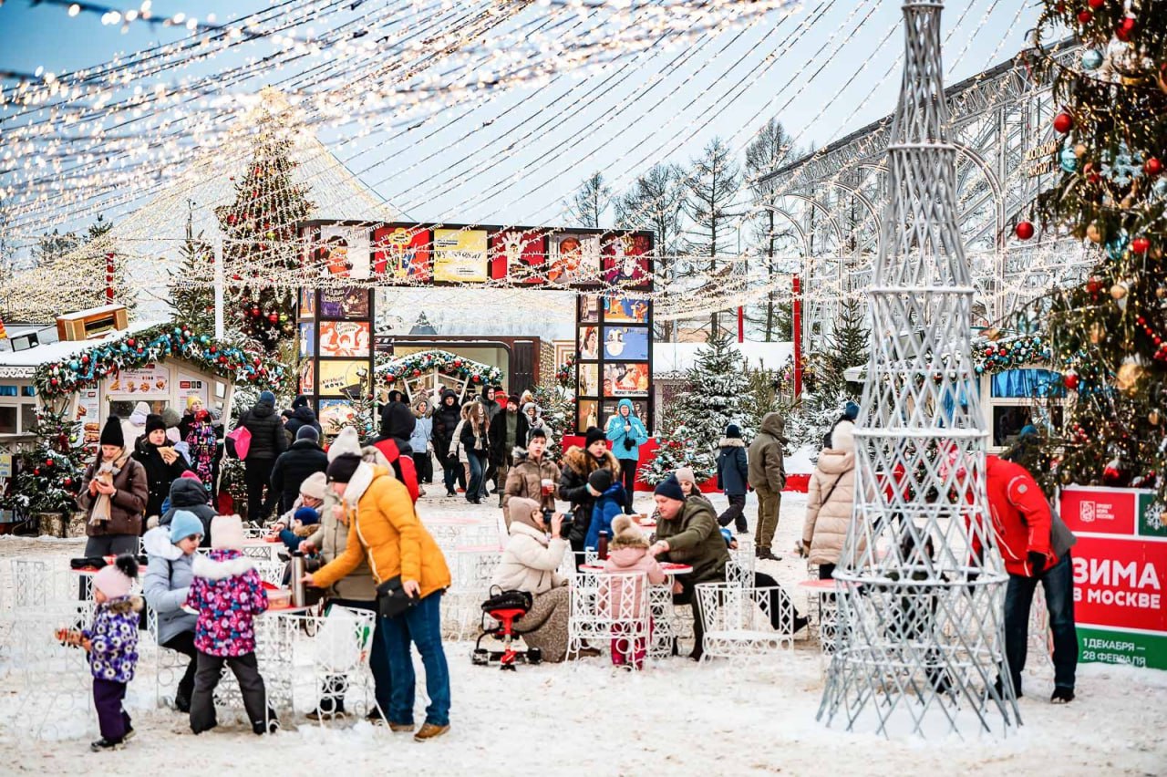На территории кинопарка Москино 6 и 7 декабря заработают две новые площадки для детей и их родителей тюбинговая горка и Дом Деда Мороза А 14 декабря на Соборной площади состоится торжественное открытие катка площадью более трех тысяч квадратных метров Гости увидят выступление двукратной чемпионки мира Ирины Слуцкой и других профессиональных фигуристов а также смогут получить автографы Адрес поселение Краснопахорское квартал 107 Подписаться Московская афиша
