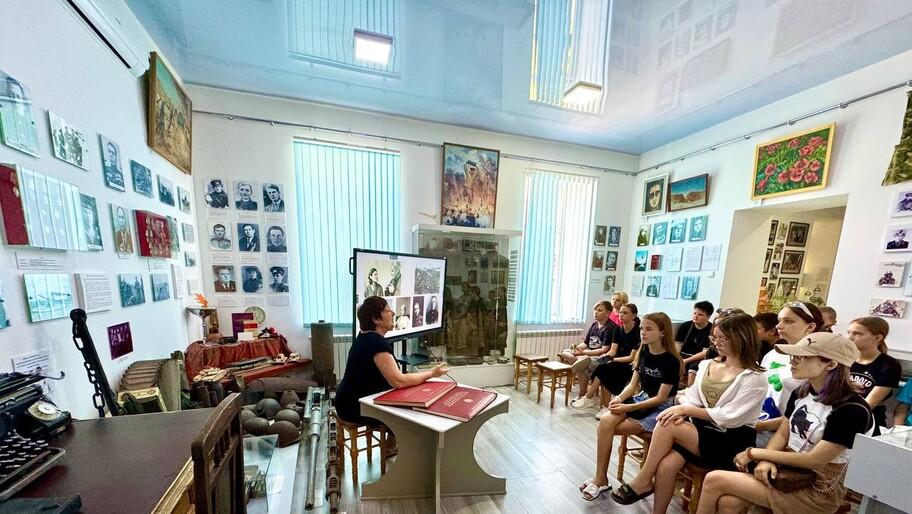 Херсонский краеведческий музей получил почти 1 млн рублей на переоснащение Херсонский областной краеведческий музей приобрел оснащение для проведения выставок На эти цели из федерального бюджета было выделено более 972 тыс рублей сообщил ХАН министр культуры региона Артем Лагойский В этом году наш областной краеведческий музей получил оснащение Сумма небольшая но эта помощь федерального центра ценна Мы закупили манекены ящики для хранения выставочные стенды и другой необходимый инвентарь поделился Лагойский Финансирование проведено по проекту Семейные ценности и инфраструктура культуры входящего в структуру национального проекта Семья Софинансирование выполнено из регионального бюджета по программе социально экономического развития на 2023 2030 годы