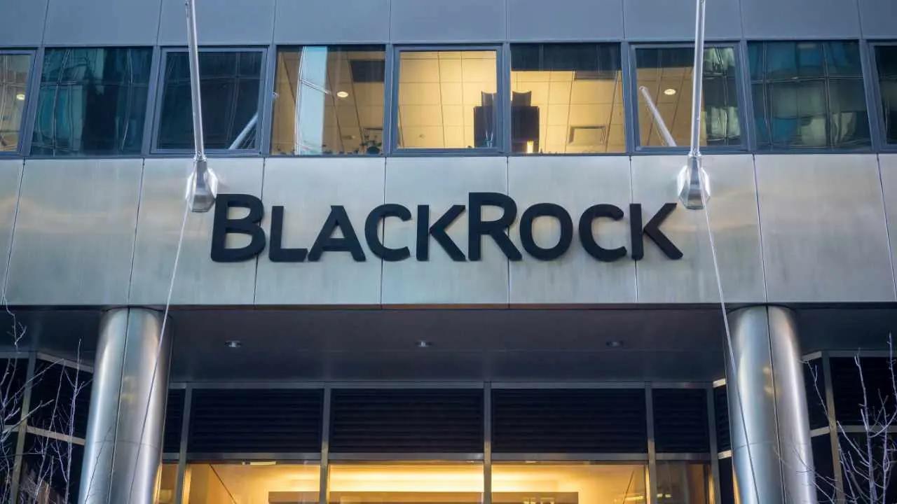 Активы под управлением BlackRock превысили $11,5 трлн, что стало третьим подряд кварталом рекордного роста в 2024 году.  Рост был обеспечен значительным притоком средств в ETF и недавними крупными приобретениями, включая покупку Global Infrastructure Partners за $12,5 млрд.   Крипто ТВ