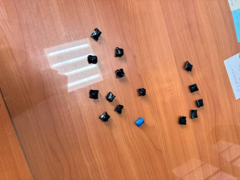 В Копейске поймали наркозакладчицу В Копейске Челябинская область оперативники наркоконтроля ОМВД России в рамках оперативно-профилактического мероприятия задержали 35-летнюю жительницу Коркинского района, которая подозревается в распространении наркотиков. Как сообщает сегодня, 23 мая, пресс-служба ГУ МВД России по Челябинской области, женщина планировала распространить метадон, используя тайники-закладки. В ходе обыска в её квартире в посёлке Роза сотрудники правоохранительных органов обнаружили весы, упаковочные материалы и наркотическое вещество. Общий вес изъятого составил более 10 граммов. За покушение на сбыт наркотических средств возбуждено три уголовных дела по части третьей статьи 30, части четвёртой статьи 228.1 УК РФ. Продолжается работа по выявлению сообщников закладчицы и привлечению их к ответственности в рамках уголовного производства. URALPRESS.RU