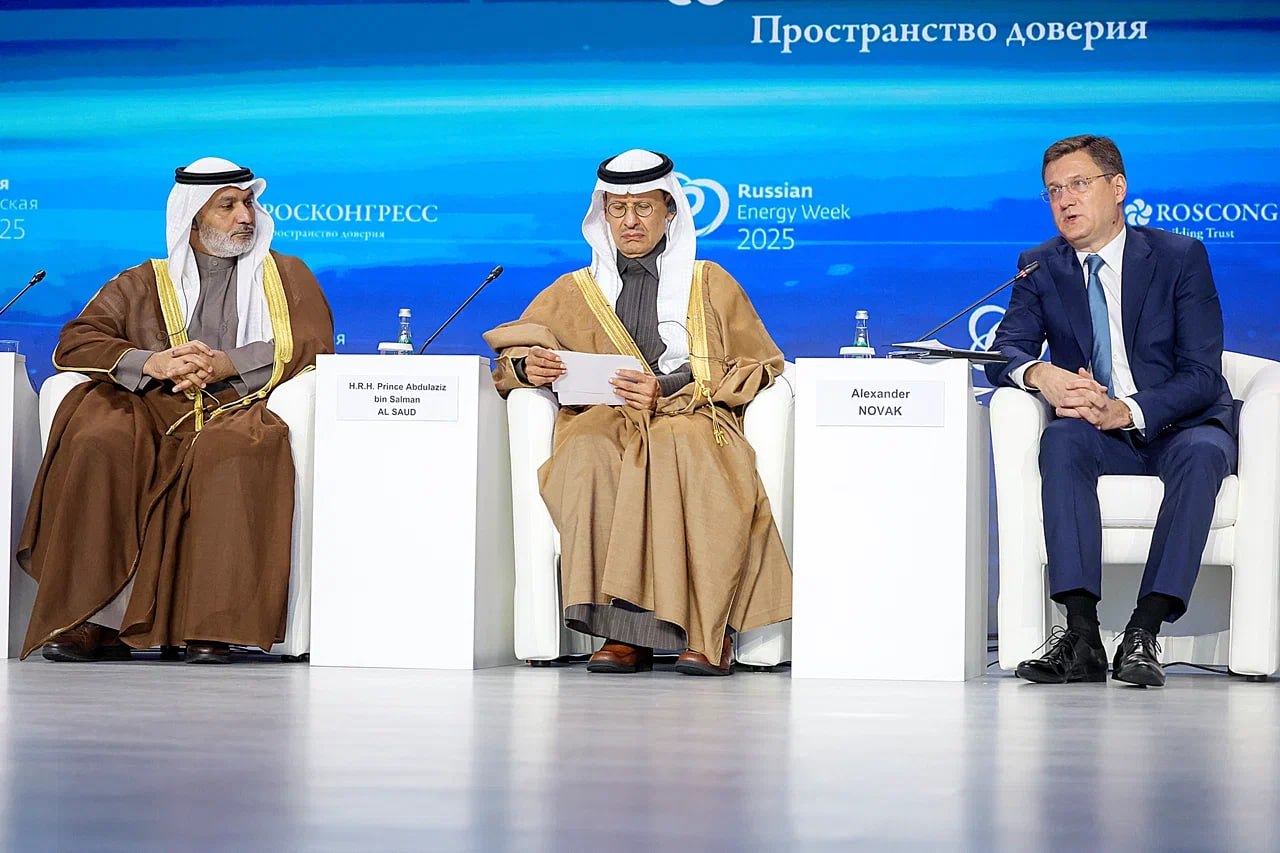 Спецоперация картеля ОПЕК приостанавливает увеличение нефтедобычи в первом квартале 2026 года сославшись на сезонный спад спроса Эта пауза не меняет сути с весны нынешнего года альянс нефтеэкспортеров без громких заявлений кардинально изменил политику теперь для него первична доля рынка а не цена на нефть Начиная с весны 2025 года ОПЕК проводит явную и осознанную политику по снижению мировых цен на нефть и попутно по восстановлению своей доли на рынке Конечная цель такой политики потеснить с рынка поставщиков из стран Западного полушария которым сложно конкурировать с ОПЕК по издержкам в условиях относительно низких мировых цен Предполагается что такая политика может стать эффективной при ценах уже в районе 50 55 долларов за баррель Brent Правда и держать такие цены придется довольно долго Поэтому хотя на словах представители стран ОПЕК всячески преуменьшают проблему избытка предложения на практике они его приветствуют объясняет Алексей Белогорьев директор по исследованиям Института энергетики и финансов Монокль главное о русском бизнесе и не только Подписаться