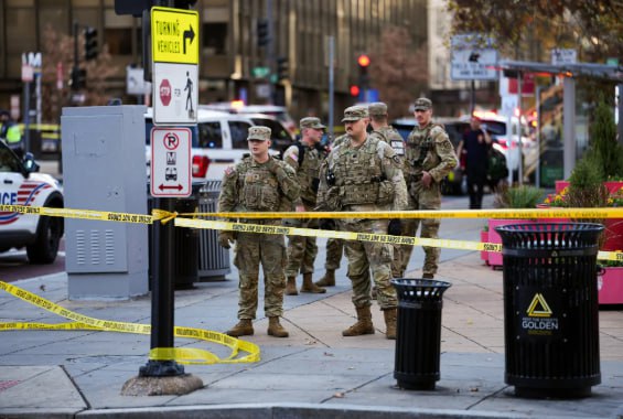 Точка кипения   Афганский беженец расстрелял двух бойцов Национальной гвардии неподалеку от Белого дома в Вашингтоне Сообщается что преступник въехал в США в сентябре 2021 года сразу после того как власть в Афганистане взял Талибан Соответственно в прежние годы мужчина почти наверняка сотрудничал с американским правительством   Этот случай будет иметь далеко идущие последствия и усилит репрессии в отношении иностранцев подобно к тому как выстрел Фанни Каплан вызвал волну красного террора   Нагцвардия и агентство ICE используются Трампом в качестве внутренних войск направленных непосредственно против мигрантов и носителей левой идеологии   Снова напоминаю Третий закон Ньютона сила действия равна силе противодействия Градус гражданского противостояния в США повышается все больше отчаявшихся людей будут переходить в разряд отчаянных США миграция революция