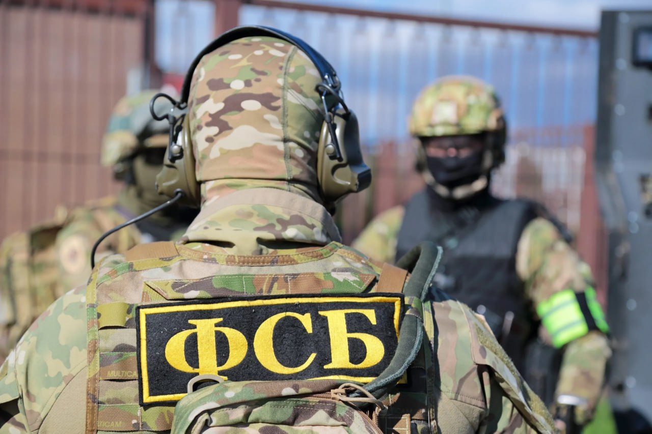 Сотрудник ЮНЦ РАН подозревается в крупном хищении средств из фонда в Ростове на Дону В донском регионе пресечена схема хищения денежных средств организованная одним из руководящих сотрудников Федерального государственного бюджетного учреждения науки Федеральный исследовательский центр Южный научный центр Российской академии наук ЮНЦ РАН Об этом сообщает пресс служба УФСБ России по Ростовской области По данным следствия подозреваемый используя свое служебное положение незаконно выводил значительные суммы из Российского научного фонда Схема заключалась в том что в списки исполнителей научных грантов включались лица которые фактически не выполняли никаких работ по этим проектам сказано в сообщении В ведомстве отметили что в последствии сотрудникам выплачивались вознаграждения которые по сути присваивались Южная служба новостей