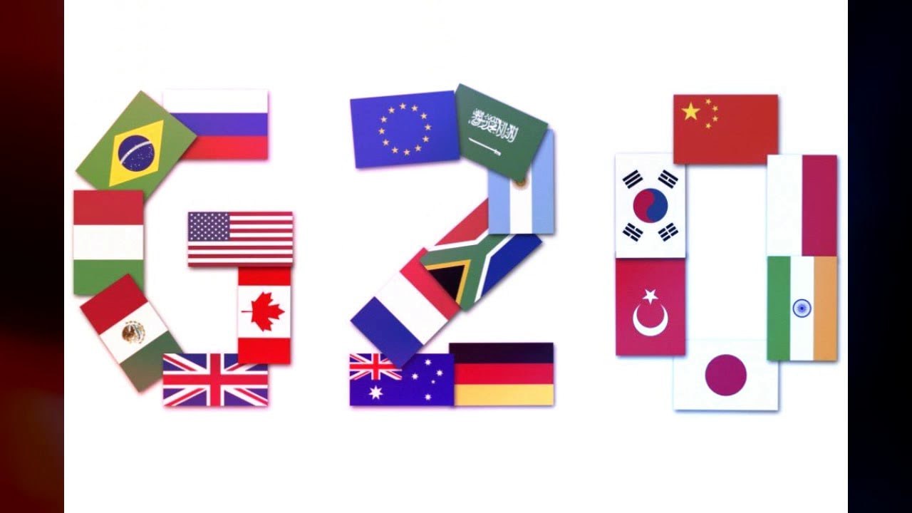 Россия по итогам третьего квартала зафиксировала самую низкую безработицу среди стран G20 выяснило РИА Новости изучив данные национальных статслужб Доля безработного населения в России в сентябре составила 2 2 оставшись на июньском уровне Показатель второй квартал подряд остается минимальным среди крупнейших экономик мира Ниже 3 безработица была лишь еще в двух странах в Южной Корее она немного снизилась до 2 5 с 2 6 а в Японии наоборот увеличилась на 0 1 процентного пункта и составила 2 6 Большинство крупных экономик сейчас сталкивается с ростом безработицы Сильнее всего она увеличилась в Мексике сразу на 0 3 процентного пункта до 3 Доля незанятых увеличилась на 0 2 процентного пункта за квартал у Австралии Китая Канады и Турции на 0 1 процентного пункта у Франции Германии и Японии Также по последним данным на август с начала квартала отмечается увеличение безработицы в США и Великобритании В то же время наиболее заметно безработица снизилась в Индии где она по итогам третьего квартала составила 5 2 против июньских 5 6 В Бразилии и Италии показатель уменьшился на 0 2 процентного пункта до 5 6 и 6 1 соответственно