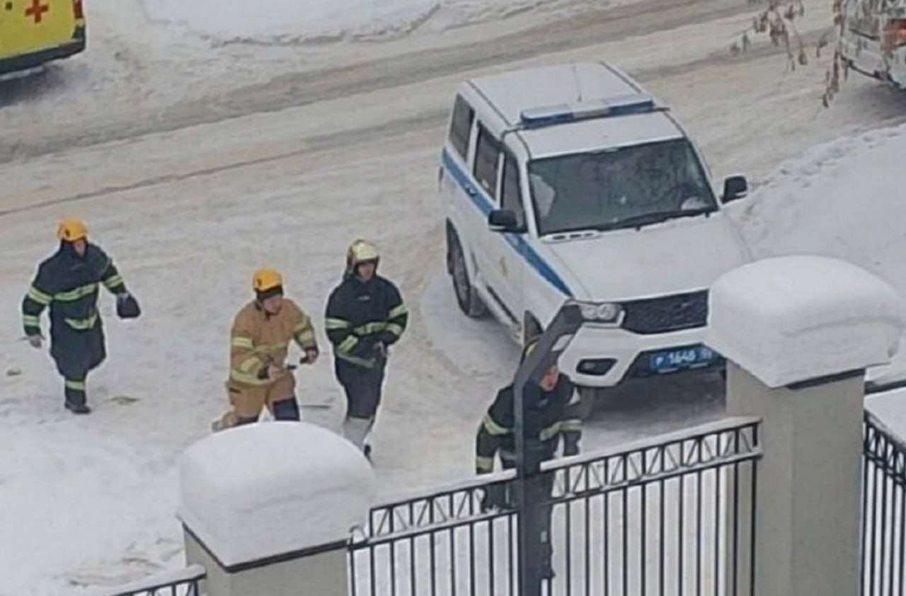 Неизвестный ворвался в общежитие университета в Уфе и ранил четырех студентов и полицейского он задержан сообщила официальный представитель МВД Ирина Волк Соцсети Подписывайтесь на Ъ в Telegram в MAX Оставляйте бусты