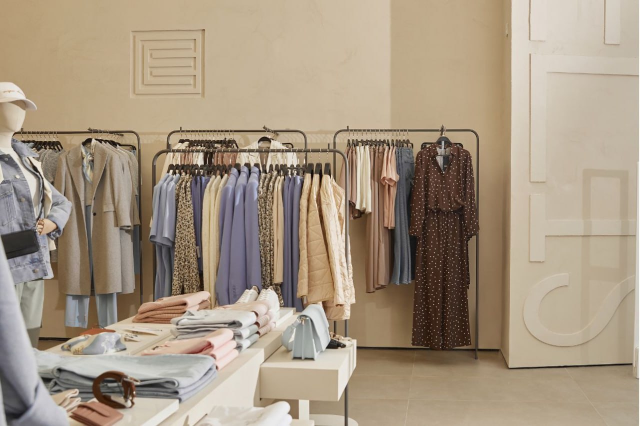 От кофеен до одежды как кризис доверия ударил по рынку франшиз Спрос на франшизы в 2025 году упал на 21 2 причем сильнее всего в сегментах одежды 53 6 фастфуда 36 9 и кофеен 25 3 Основные причины экономическая неопределенность высокая стоимость кредитов рост налоговой нагрузки с 2026 года рост НДС до 22 Эксперты отмечают что потенциальные франчайзи теперь предпочитают держать деньги на депозитах а не вкладывать в бизнес После многолетнего роста в среднем 30 в год с 2021 года рынок франшиз столкнулся с резким спадом что совпало с рекордным числом банкротств среди физлиц 463 тыс за 10 месяцев 2025 года 33 5 к прошлому году В 2026 году рынок может начать восстановление но его драйверами станут не массовые а нишевые и адаптивные решения