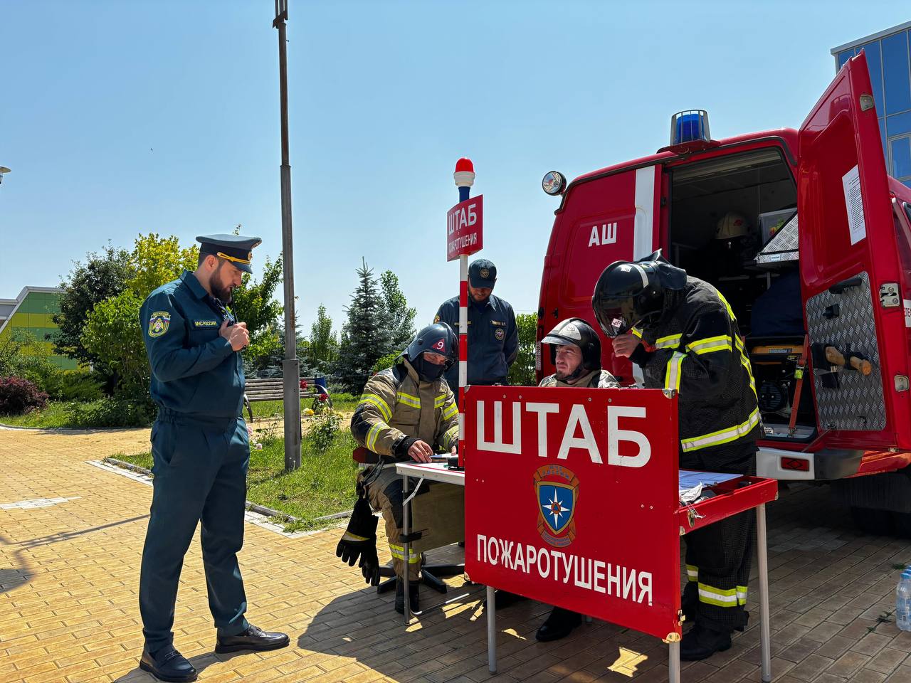  Учения МЧС России в перинатальном центре Ингушетии. Сотрудники успешно отработали действия в условиях условного пожара, вызванного электрозамыканием на третьем этаже. Пациенты и персонал были быстро эвакуированы, а спасатели оперативно ликвидировали условное возгорание. Газодымозащитная служба провела разведку и передала условных пострадавших медикам. Учения показали эффективность действий сотрудников перинатального центра и четкое межведомственное взаимодействие. Начальник службы пожаротушения ГУ МЧС России по Республике Ингушетия Тамерлан Албаков отметил высокий организационный уровень учений и профессионализм всех задействованных служб. Правительство Ингушетии
