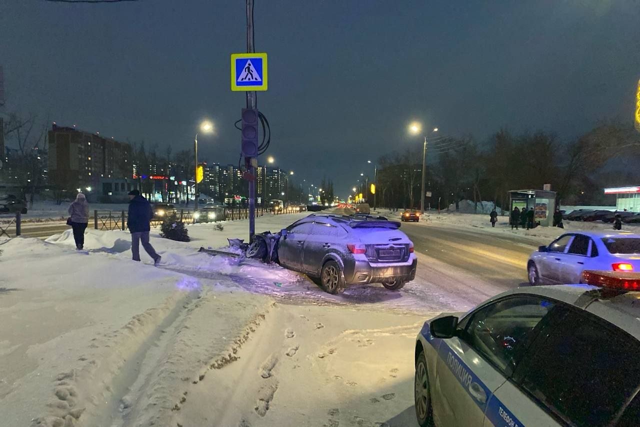 В Оренбурге водитель Subaru сбил мужчину на пешеходном переходе    Сотрудники полиции устанавливают обстоятельства ДТП напротив дома №269/1 по улице Терешковой в Оренбурге.    По предварительным данным, водитель автомобиля Subaru ехал со стороны проспекта Дзержинского в направлении улицы Хабаровской. Он сбил мужчину, который двигался по нерегулируемому пешеходному переходу.    Пострадавшего доставили в больницу.