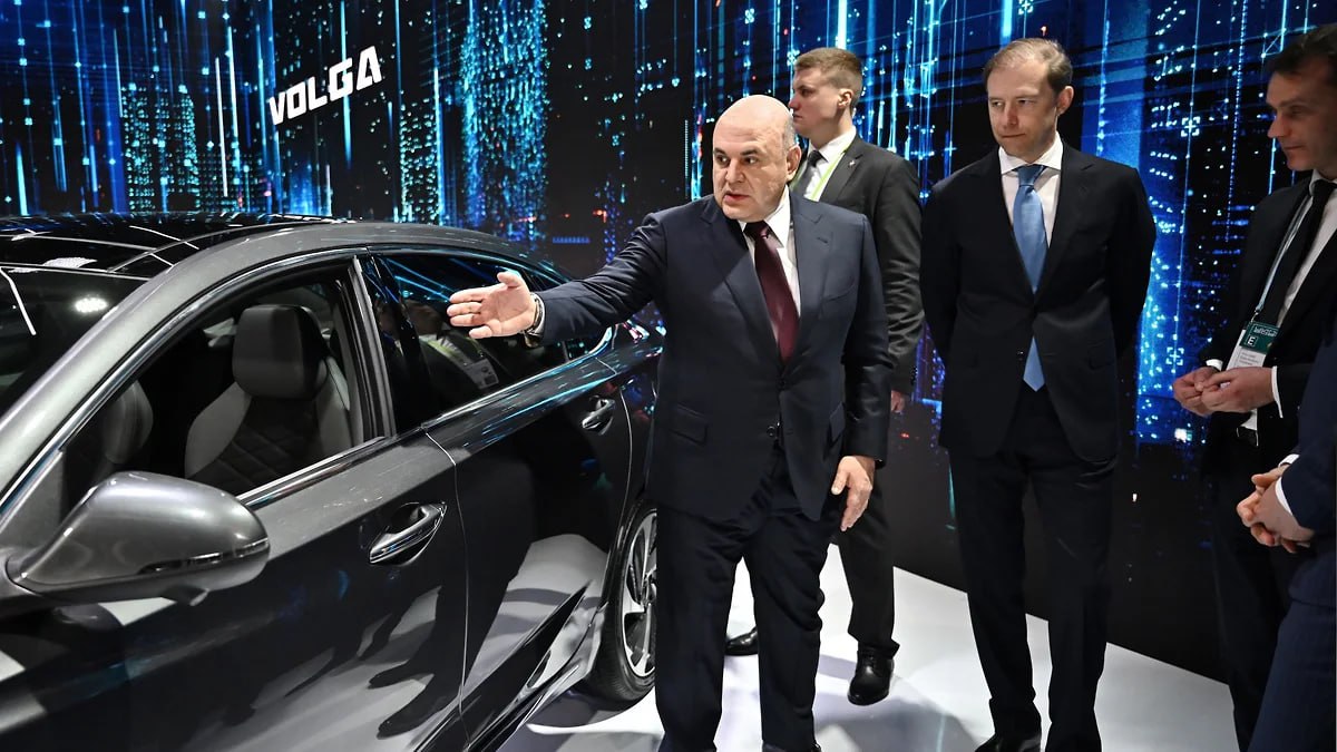 Работа над проектом по выпуску нового автомобиля «Волга» продолжается, сообщили «Ъ-Приволжье» в АО «Производство легковых автомобилей» ПЛА . Детали в компании комментировать отказались. Год назад модели нового автомобиля «Волга», собирать который предполагалось совместно с китайским партнером на арендованной у ГАЗа площадке, показали председателю правительства РФ Михаилу Мишустину и руководству Минпромторга России. Тогда ему пообещали, что до конца 2024 года в Нижнем Новгороде запустят сборку этих автомобилей, а их серийное производство начнется в 2025 году. Эти планы все еще не реализованы, о производстве новой «Волги» ничего не известно. Фото: Александр Миридонов, Коммерсантъ Подписывайтесь на «Ъ-Приволжье» Оставляйте «бусты»