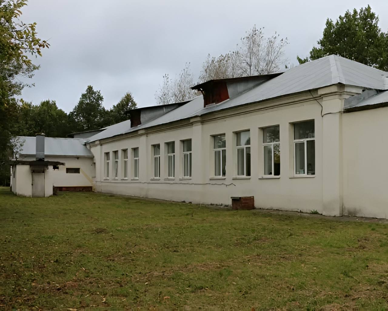 В Перхушково построят новую школу на 550 мест Новая школа заменит нынешнее столетнее здание, которое уже не отвечает современным требованиям. В старом корпусе, рассчитанном всего на 150 учащихся, отсутствует полноценная столовая и спортзал. Дети вынуждены питаться привозными обедами, а уроки физкультуры проходят либо в тесных вестибюлях, либо на уличном футбольном поле. Строительные работы начнутся в 2026 году на участке площадью 2,86 га. Новый образовательный комплекс не только разгрузит действующие школы, но и создаст комфортные условия для обучения детей с современной инфраструктурой.