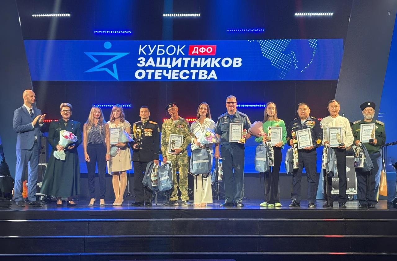 В Южно-Сахалинске в рамках спортивного мероприятия «Кубок Защитников Отечества ДФО» состоялся межрегиональный патриотический фестиваль с участием военнослужащих специальной военной операции и членов их семей Событие собрало множество людей, объединенных общей целью – почтить защитников Отечества и выразить им свою поддержку. Приморский край на фестивале представлял ветеран СВО Николай с позывным «Маэстро». Он исполнил авторские песни: «Подвиг Русских Солдат», «За нами Донбасс» и «Боль в наших сердцах». По просьбе боевых товарищей из Южно-Сахалинска Николай также спел композицию «Угледар на закате». Такие песни, прозвучавшие в исполнении самого участника событий, обладают особой силой. Они не просто звучат – они возвращают бойцов к пережитому, заставляя вновь почувствовать и боль утрат, и тяжесть испытаний, и силу боевого братства. Вспомнить павших – это священный долг живых. Помнить каждую деталь, каждый урок этой войны – необходимо, чтобы сохранить мир и не допустить повторения ошибок прошлого. Музыка Николая «Маэстро» стала живым напоминанием об этой важнейшей истине