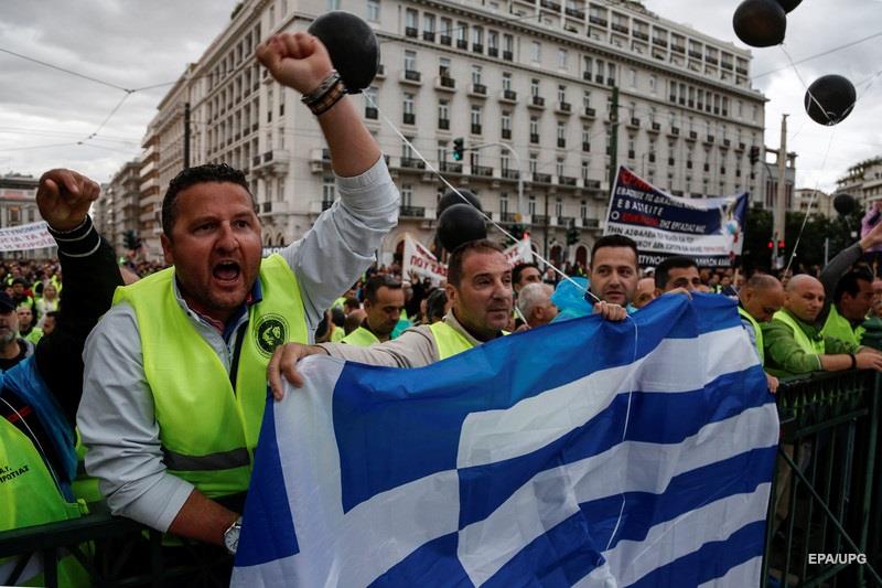 В Греции объявлена масштабная забастовка рекомендации МИД Молдовы 1 октября в Греции состоится всеобщая 24 часовая забастовка организованная крупнейшими профсоюзами страны К протесту присоединятся работники частного и государственного секторов выступающие против нового трудового законодательства и требующие повышения заработной платы Министерство иностранных дел Молдовы предупредило 30 сентября что акция приведет к серьезным перебоям в работе общественного транспорта включая авиасообщение железные дороги морские перевозки и автобусные линии Кроме того ожидаются затруднения в функционировании больниц школ органов местного самоуправления портов и магазинов МИД призвал молдавских граждан находящихся в Греции или планирующих поездку внимательно следить за развитием ситуации Туристам и пассажирам советуют заранее уточнять расписание рейсов поддерживать контакт с авиакомпаниями и турагентами чтобы быть готовыми к возможным задержкам и отменам Профсоюзы заявляют что не намерены отступать от требований и будут добиваться пересмотра нового закона ограничивающего их права
