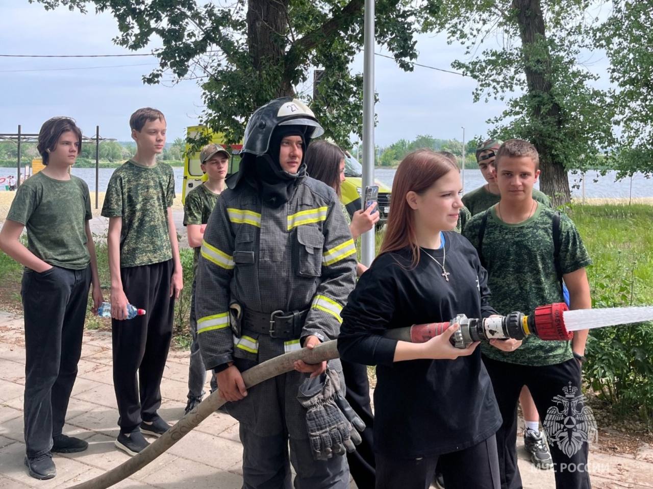 Каменские спасательные службы провели традиционный День безопасности на воде На городском пляже для юных каменчан была организована профилактическая встреча, которая ежегодно предваряет открытие купального сезона. Спасатели не только рассказали ребятам о правилах безопасности при купании, использовании спасательных средств и оказании первой помощи, но и помогли каждому желающему научиться бросать конец Александрова и спасательный круг, ответили на все интересующие вопросы. Ребята посмотрели спасательную технику и оборудование. Сотрудники МЧС России отмечают, что большинство несчастных случаев происходит на необорудованных пляжах. Дно здесь не обследовано водолазами и может таить в себе неприятные сюрпризы, а в случае беды спасатели не смогут оперативно прийти на помощь.