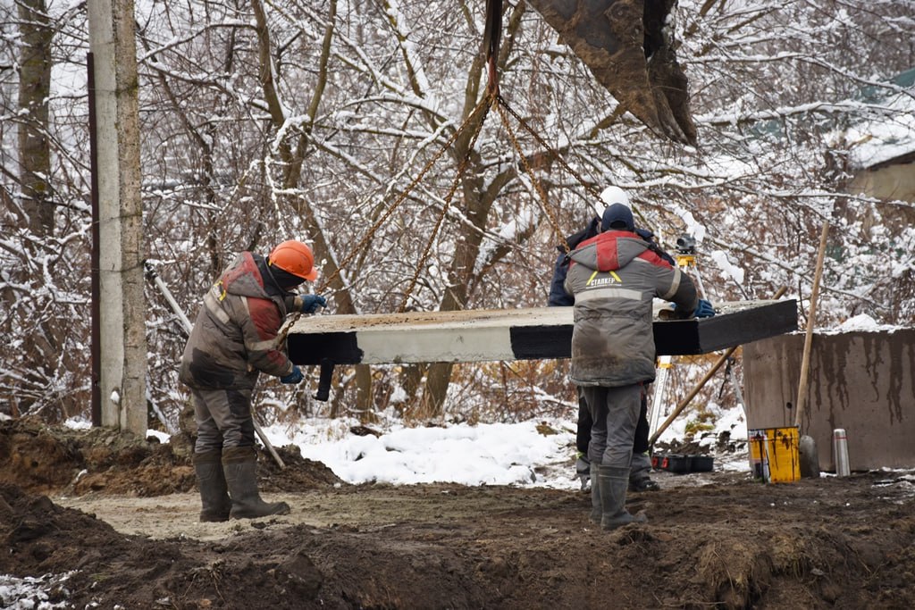 В поселке Лесном завершается реконструкция сетей водоотведения  В четверг, 28 ноября, ход работ на объекте проконтролировал врио главы Пензы Олег Денисов.  В выездном совещании под его руководством приняли участие начальник городского управления капитального строительства Вадим Астафьев, представители подрядной организации.  «Объект социально значимый, обслуживает более 2600 человек. Проект строительства системы водоотведения в микрорайоне удалось воплотить в жизнь благодаря поддержке губернатора Пензенской области Олега Владимировича Мельниченко», – сказал Олег Денисов.  К работам на объекте приступили летом. На сегодняшний день завершена укладка напорного трубопровода, переход под автодорогой в районе Ахунского переезда, осуществлена врезка в очистные сооружения города Заречного. Смонтированы колодцы, задвижки, фасонные части трубопровода. Заменены наружные сети электроснабжения от существующей трансформаторной подстанции до КНС в связи с увеличением мощности насосов.  «На территории поселка есть приемный колодец, куда сходятся сети водоотведения, от него до станции проложили участок самотечной сети диаметром 400 мм. Остается выполнить монтаж насосной группы. Переключить сброс водоотведения со старых насосов на новые планируем 30 ноября», – сообщил Вадим Астафьев.  Общая протяженность напорной части коллектора составляет 3342 м, он состоит из двух полипропиленовых труб диаметром 160 мм каждая. Срок службы таких изделий составляет 50 лет.  Стоимость реализации проекта – 47 млн рублей.