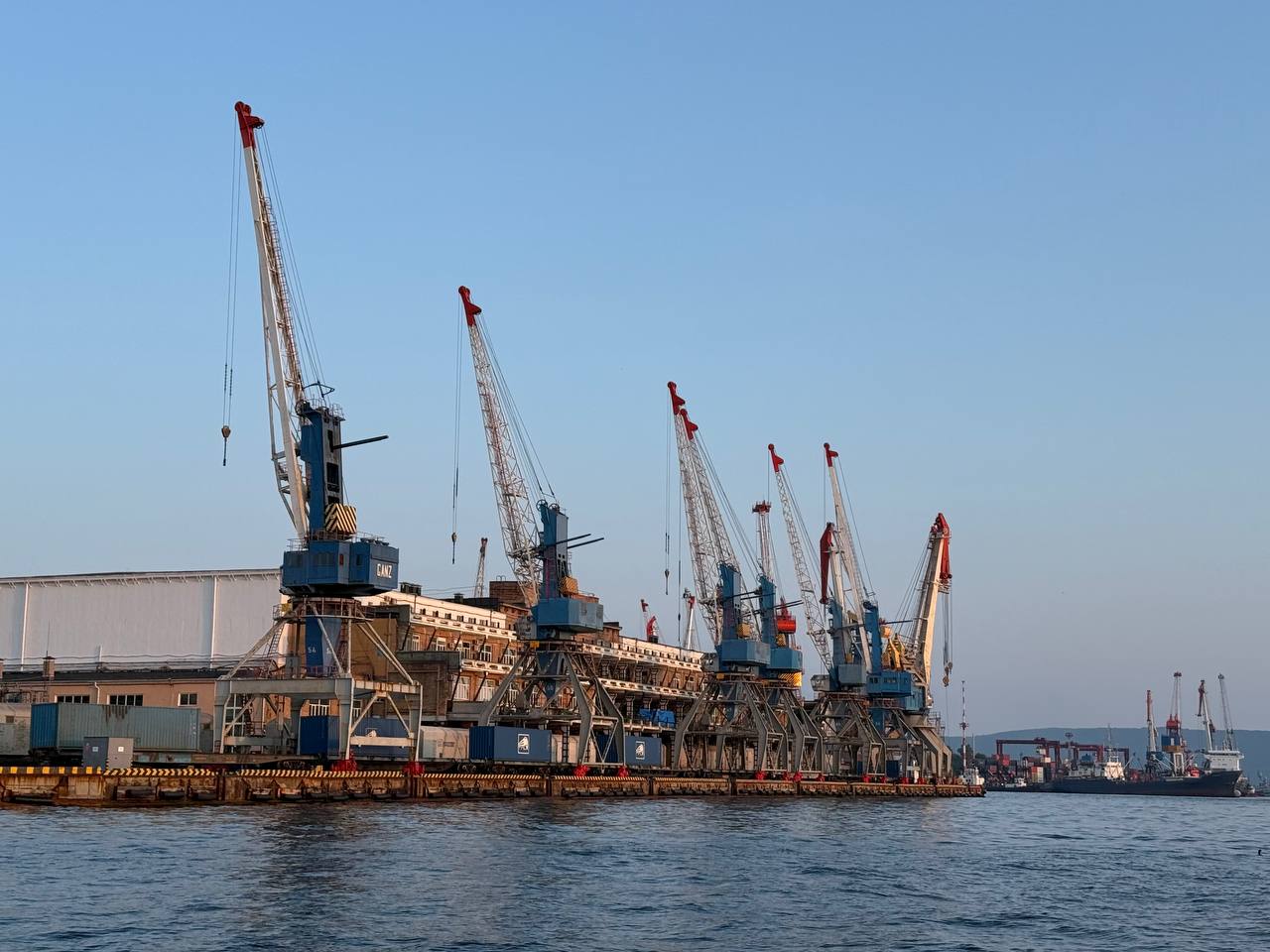 Сергей Дарькин планирует вернуться в совет директоров Владморрыбпорта Его кандидатура включена в список для голосования на годовом общем собрании акционеров по итогам 2025 года Также в перечень кандидатур включена дочь экс губернатора Анна Хмарук Всего в списке значатся 13 претендентов в том числе действующие и бывшие топ менеджеры предприятия а также представители структур аффилированных с инвестиционной группой экс губернатора РБК Восток в Telegram и MAX