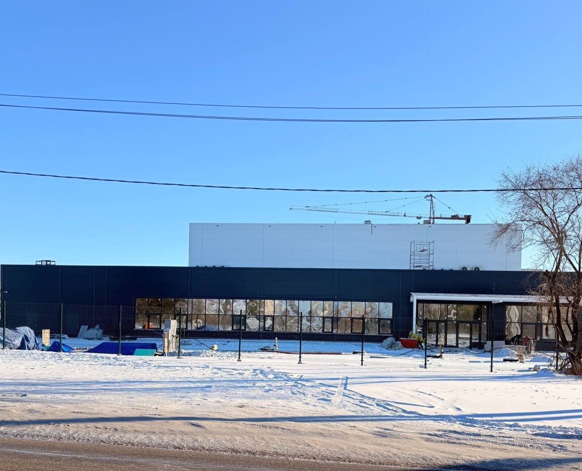 В Белогорске объявляется конкурс на логотип ледовой арены Белогорск Арена Цель конкурса отобрать лучший вариант символа отражающего миссию физкультурно оздоровительного комплекса с катком Мы запускаем важный конкурс на логотип нашей будущей ледовой арены сообщила директор комплекса Белогорск Арена Галина Печерица Это не просто картинка логотип станет лицом нашего комплекса будет символизировать спортивный дух Белогорска и вдохновлять новых чемпионов Мы ждём от участников креативных но в то же время лаконичных решений Логотип должен визуально отражать спортивную направленность учреждения хоккей шорт трек фигурное катание быть запоминающимся и легко воспроизводимым в разных форматах от визитки до баннера содержать название Белогорск Арена или его узнаваемую аббревиатуру быть оригинальным и не нарушать авторские права третьих лиц К каждой работе нужно приложить краткую концепцию 1 2 абзаца объяснение идеи символики и цветовых решений Допускается подача нескольких вариантов от одного участника но каждый вариант оформляется отдельной заявкой Прием заявок осуществляется с 20 декабря по 20 января 2026 года Оценка работ с 21 по 29 января Объявление победителей 30 января Для участия необходимо заполнить заявку по форме материалы участников не достигших 18 лет принимаются с согласия их родителей или законных представителей приложить конкурсный логотип и концепцию направить материалы на электронный адрес fok belogorsk arena yandex ru с темой Конкурс логотипа ФИО участника Подробнее с положением о конкурсе можно ознакомится на фициальном сайте Управления культуры и спорта Там же заявка и согласие на обработку персональных данных Следите за новостями на Белогорск РФ ВK ОК MAX канал поддержать канал