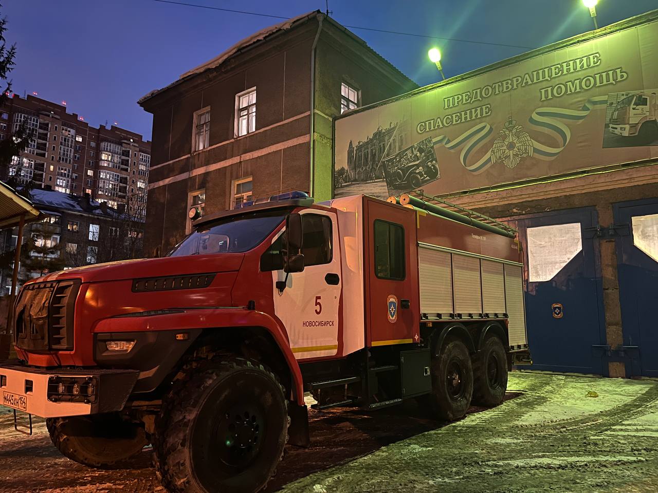 За неделю в Новосибирске произошло 28 пожаров Один из них — в многоквартирном доме — стал причиной гибели человека, сообщили в пресс-службе мэрии. Из числа пожаров: 12 случились в жилых районах 6 — в многоэтажках, 3 — в частных домах, 2 — на дачах и в садовых обществах, 1 — в банях или гаражах ; 6 — в нежилых зданиях; 4 — на транспорте; 5 — горел мусор и сухая трава. Специалисты призывают соблюдать правила пожарной безопасности: сжигать мусор и листву только в отведённых для этого местах и контролировать полное тушение огня. Прислать новость