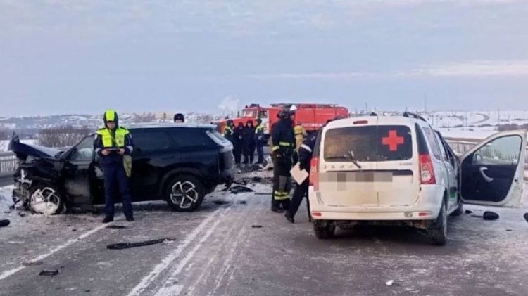 В Прикамье четыре человека погибли в ДТП с санитарным автомобилем vesti perm ru publications 95a79f5a 84b1 4a5f b85e e91117268aad Сотрудники Госавтоинспекции устанавливают обстоятельства ДТП в Кудымкарском муниципальном округе Сегодня около 16 часов произошло ДТП с участием санитарного автомобиля Карагайской ЦРБ который возвращался с 4 мя пациентами после процедуры гемодиализа из Кудымкара в Карагай По предварительной информации Госавтоинспекции водитель автомобиля Лада Ларгус выехал на полосу встречного движения и столкнулся с иномаркой В результате происшествия 4 человека погибли водитель санитарного автомобиля Лада Ларгус и 3 пациента Еще один пациент а также пострадавший водитель из другой машины госпитализированы в Кудымкар