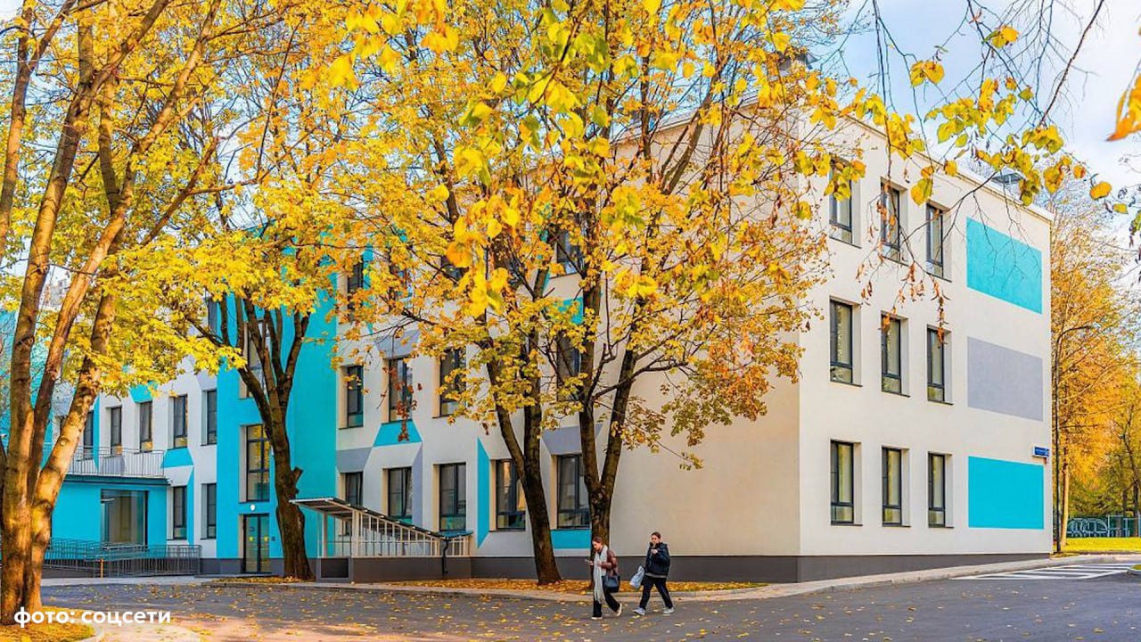 Московские школы совершенствуют систему психологической поддержки учеников Преподавателей научат эффективнее выявлять тревожные сигналы в поведении подростков Школьные психологи начнут активнее взаимодействовать с родителями Планируются регулярные лекции и встречи на которых специалисты расскажут как наладить диалог с ребёнком поддерживать подростка в стрессовых ситуациях и замечать тревожные сигналы Цель такой практики не только помогать детям в сложных ситуациях но и предотвращать их создавая в школе атмосферу доверия и эмоционального комфорта В московских школах работают более 2 5 тысячи психологов Ежегодно они проводят десятки тысяч консультаций и занятий с детьми родителями и педагогами Подписывайся на SHOT Прислать новость