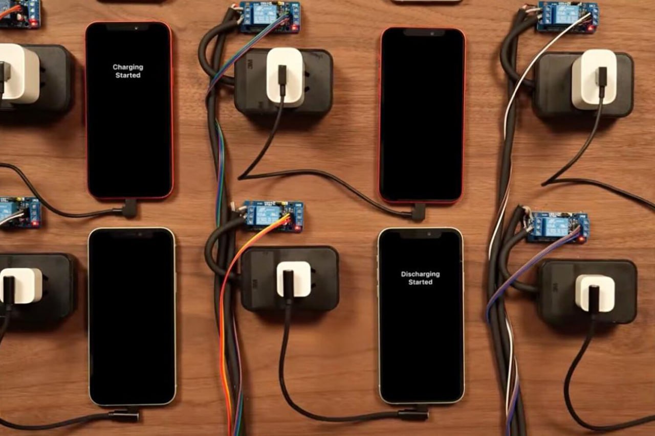 Блогер провел тест батареи iPhone и удивился результату Автор YouTube канала HTX Studio провёл гениальный эксперимент на который ушло 6 месяцев регулярных тестирований Он решил сравнить влияние быстрой и медленной зарядки на срок службы аккумулятора iPhone Результаты просто шокировали Быстрая зарядка не так уж и сильно повлияла на деградацию аккумуляторов а самый идеальный уровень заряда iPhone в диапазоне от 30 до 80 правда не очень удобный HotCodeIT