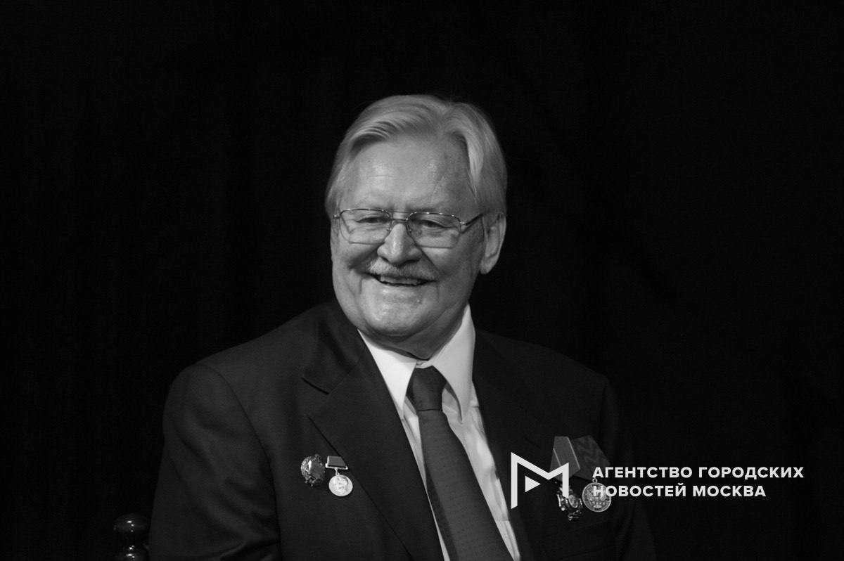 Умер ещё один мэтр кинематографа — режиссёр Юрий Кара. Ему было 70 лет. В начале года Юрий Викторович сообщил новость о перенесённом инфаркте. СМИ пишут, что приступ повторился в Ялте. Кинорежиссёр Юрий Кара известен зрителям по фильмам «Мастер и Маргарита», «Королев», «Воры в законе», «Завтра была война». / Наши каналы