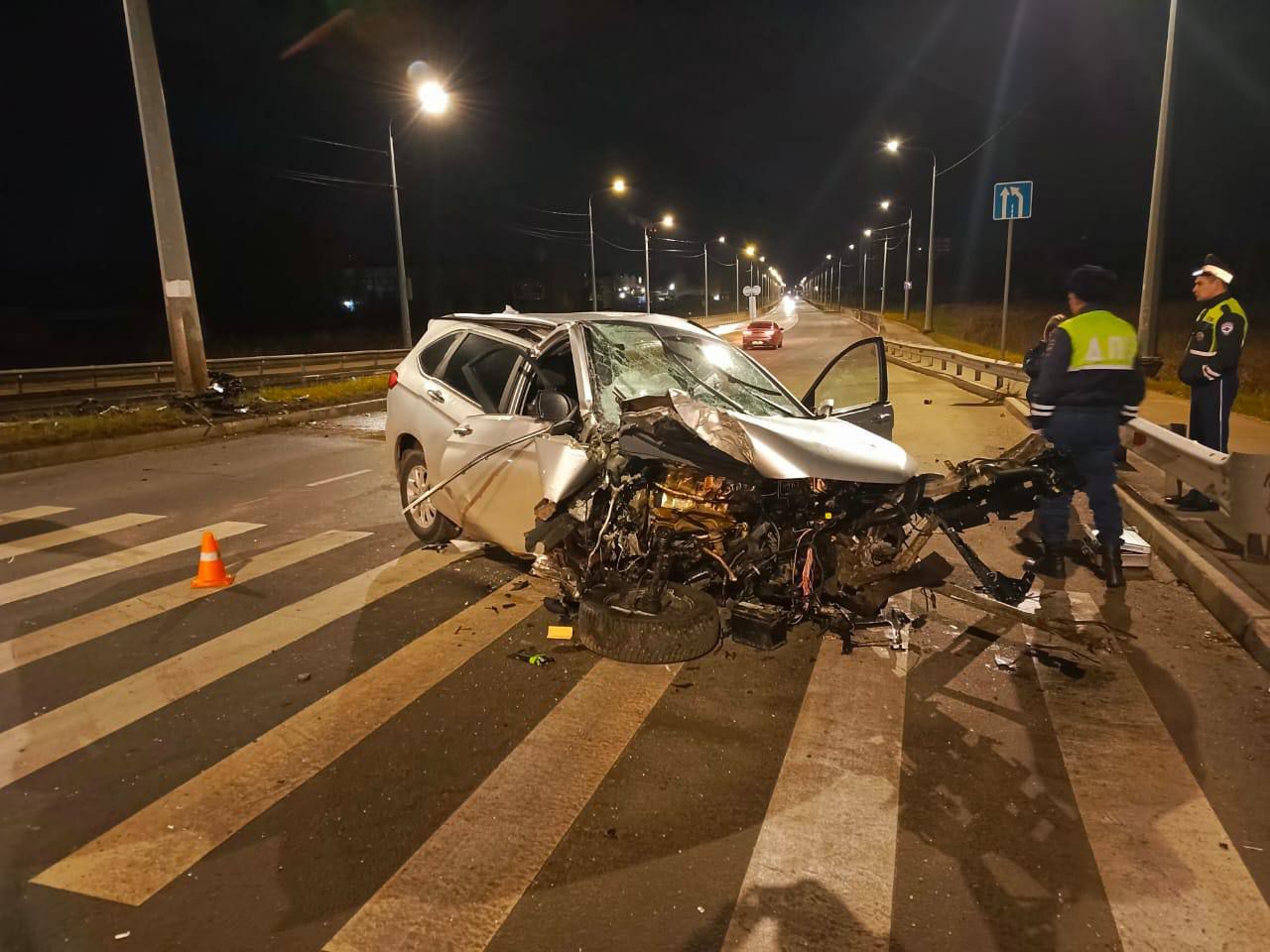 В Вологде водитель погиб после наезда на столб   Сегодня в 03:20 37-летний мужчина на автомобиле "Хавал" врезался в столб на Белозерском шоссе, в районе дома №2а. Как сообщают в областном УМВД, после столкновения водитель скончался на месте, до прибытия скорой. Обстоятельства произошедшего выясняются.