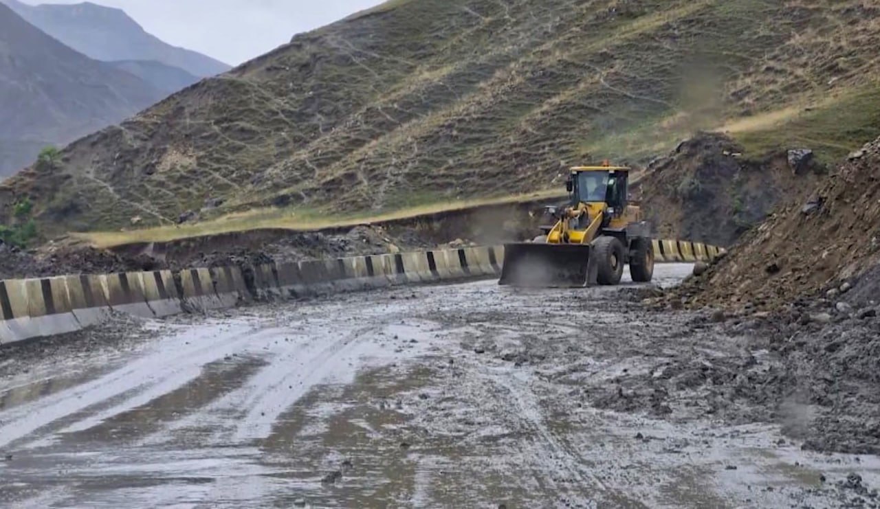 В Дагестане восстановят автодороги пострадавшие из за ЧС в двух районах Правительство Дагестана выделило из резервных средств дорожного фонда 6 млн рублей на восстановление дорог в Лакском и Чародинском районах пострадавших из за чрезвычайных ситуаций Об этом сообщила пресс служба регионального кабмина Запланированы мероприятия по восстановлению нормального функционирования автодорог общего пользования регионального значения пострадавших в результате чрезвычайных ситуаций и стихийных бедствий имевших место на территориях Лакского и Чародинского районов в сентябре 2025 года говорится в сообщении Южная служба новостей