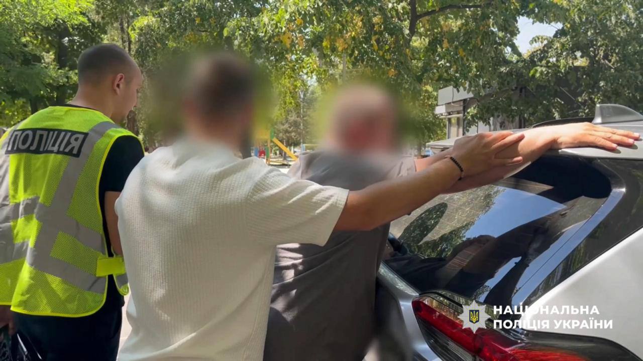 В Одесской области на взятке задержан замначальника районного ТЦК, сообщает полиция. По версии следствия, за 3 тыс. долларов он обещал снять мужчину с розыска. Его отправили в СИЗО под залог в 1,2 млн грн.