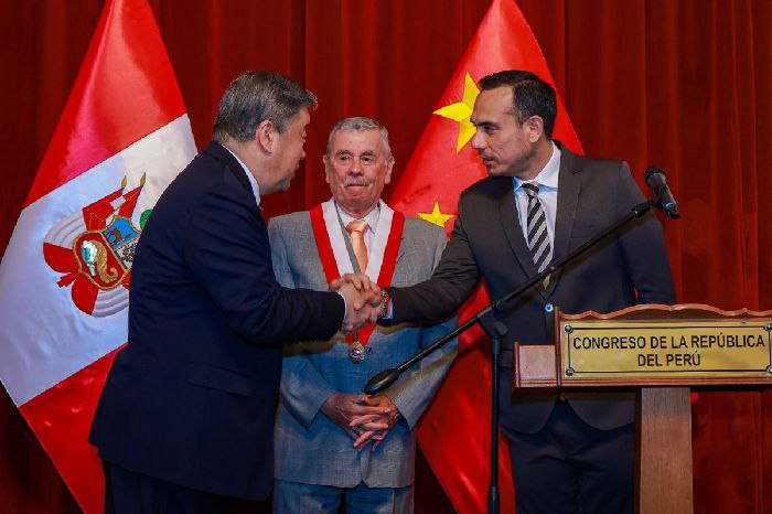 Президент Перу Хосе Хери чья отставка завтра будет обсуждаться в конгрессе приглашен на саммит латиноамериканских президентов союзников Трампа который пройдет 7 марта в Майами и нацелен на сдерживание Китая в Западном полушарии Нюанс в том что в самом Перу Хери находится под следствием за лоббирование интересов китайского бизнеса В его собственной партии его называют кротом китайских компаний По этой версии он пользуясь служебным положением получал доступ к засекреченным отчетам комиссии по расследованию 93 контрактов отданных компаниям с китайским капиталом после чего передавал информацию бизнесменам из КНР