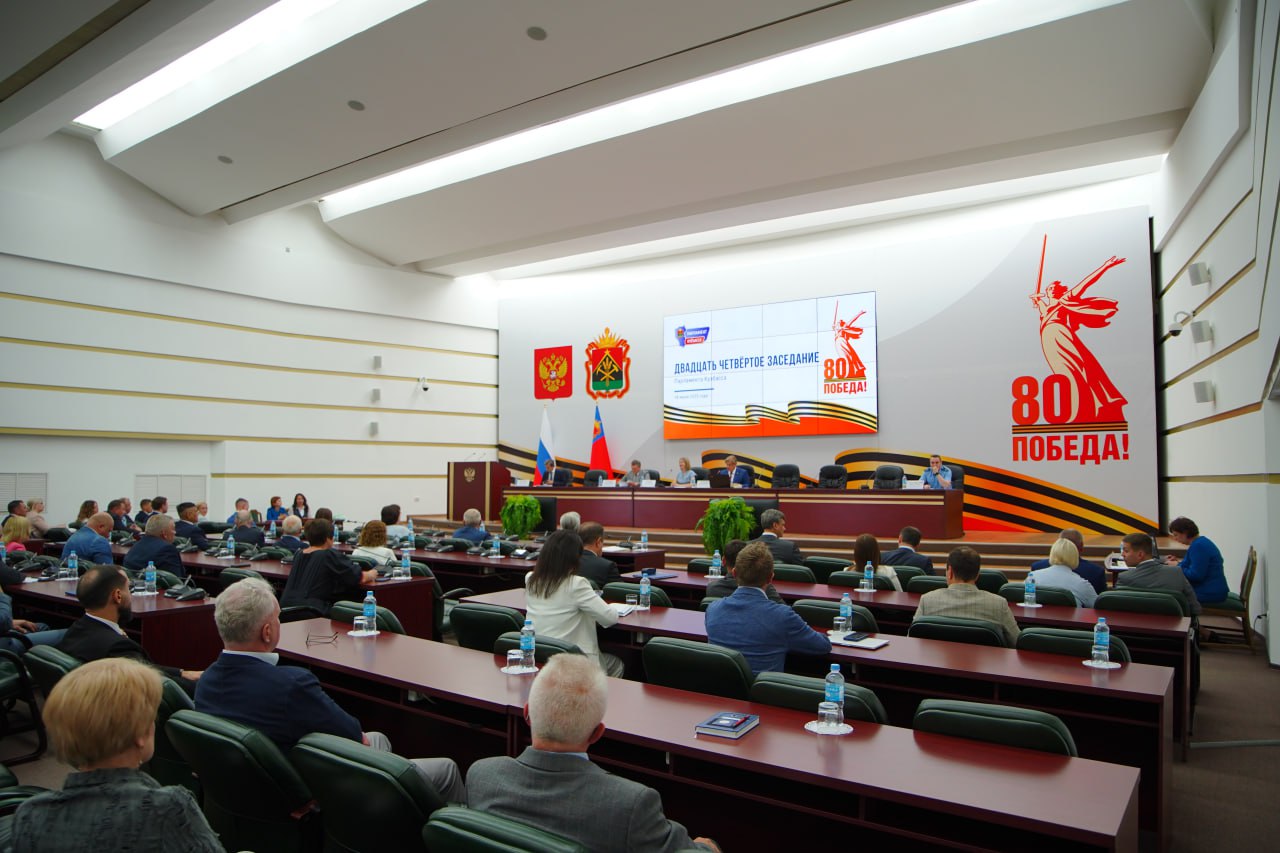По инициативе губернатора Ильи Середюка в Кузбассе введены новые льготы На заседании Парламента Кузбасса принят закон, в рамках которого многодетные родители, у которых 10 и более детей, смогут получить выплату на приобретение автомобиля. Выплата будет предоставляется однократно в размере фактической стоимости приобретаемого транспортного средства. Обязательные условия для получения меры поддержки: наличие водительских прав у одного из родителей; совместное проживание родителей и детей; в семье воспитываются 10 и более детей, из которых не менее пяти являются несовершеннолетними; дети рождены в браке и являются полнородными братьями, сестрами; матери детей присвоено звание «Мать-героиня» или родители награждены орденом «Родительская слава», медалью ордена «Родительская слава». Кроме ого, принят закон, представляющий ветеранам СВО право на бесплатное изготовление и ремонт зубных протезов, а также внеочередное получение лекарственных препаратов.