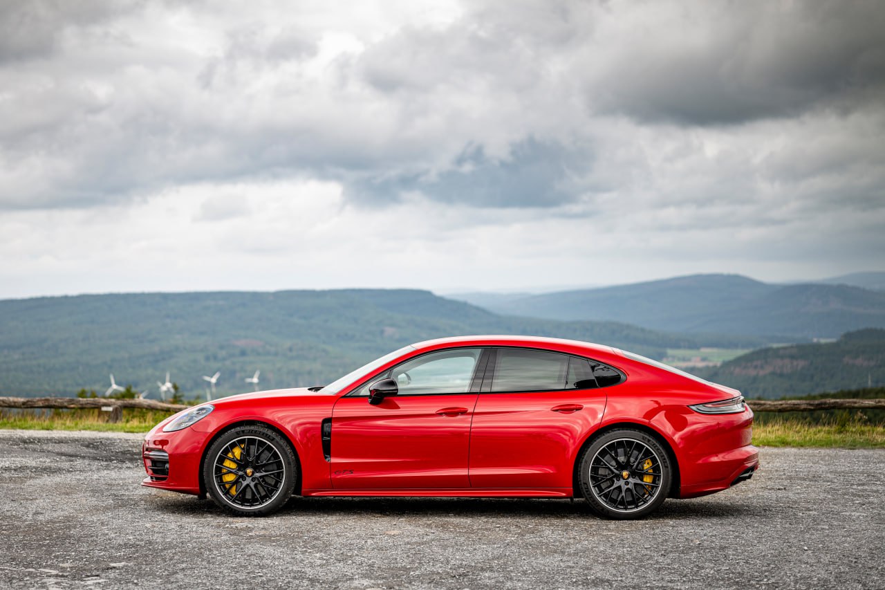 Китайский фитнес центр подарит Porsche Panamera тому кто быстро похудеет на 50 килограммов Акцию спортивный клуб анонсировал в своих соцсетях В ней могут принять участие до 30 человек 10 мест уже забронировано Каждый из претендентов платит 10 тысяч юаней что эквивалентно 112 тысячам рублей В стоимость входит проживание и питание в течение всего челленджа Суть в том чтобы за три месяца сбросить 50 килограммов веса Победитель получит Porsche Panamera Правда не новый а 2020 года выпуска Это личная машина тренера который и запустил челлендж Врачи и другие эксперты по медицине и здоровью выразили опасения столь интенсивная потеря веса может быть опасна для здоровья Совершали какие нибудь безумные поступки на спор Поделитесь в комментариях Журнал Авто ру online