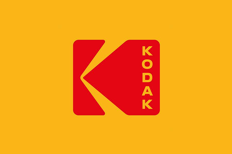 Kodak может прекратить деятельность  11 августа компания Eastman Kodak опубликовала результаты своей деятельности за второй квартал. Общая выручка компании составила $259 млн, что на 5% меньше, чем годом ранее. Прибыль достигла $9 млн, что на 25% меньше, чем во втором квартале 2024 года.   Впрочем, инвесторы обратили больше внимания на предупреждение компании о ее способности обслуживать долговые обязательства, которые составляют около $500 млн. Kodak отметила, что пытается сократить долговую нагрузку, однако в текущей ситуации не все находится под ее контролем. В связи с этим компания предупредила о «существенной неопределенности по поводу дальнейшего продолжения деятельности в текущем виде». После этого акции Eastman Kodak упали в цене на 7%.