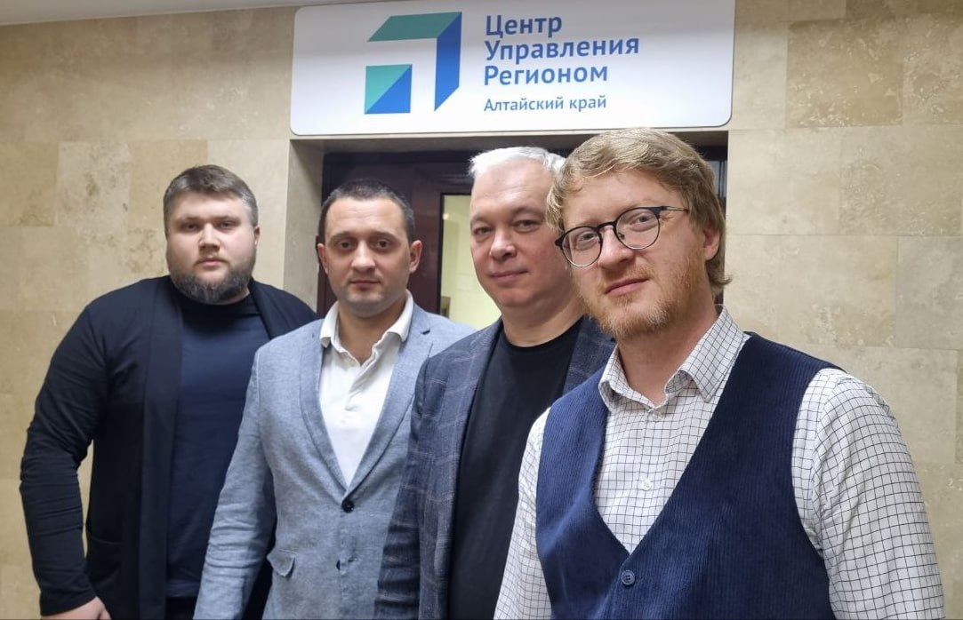 Безопасность и патриотическое воспитание ЦУР и Движение Первых в Алтайском крае выбрали новые акценты в работе Этот вопрос обсудили с новым председателем Совета регионального отделения Движения Первых участником программы Алтай земля героев ветераном СВО Адреем Пиминовым Он встретился с руководителем ЦУР Евгением Нечепуренко замруководителя Сергеем Бажиным и старшим аналитиком Максимом Минко По словам Пиминова на сегодня в Движении Первых в Алтайском крае состоит порядка 180 тысяч детей Активны и соцсети организации суммарно они объединяют более 56 тысяч человек Социальные сети на сегодня для молодежи источник информации возможность поучаствовать в проектах конкурсах и программах для мам и пап возможность узнать что происходит в жизни детей Руководитель ЦУР Евгений Нечепуренко подчеркнул с Движением Первых ЦУР взаимодействует уже давно и в части общероссийских и региональных событий Кроме того ЦУР курирует работу госпабликов в крае это еще один инструмент для донесения качественной и проверенной информации  Планируется что при дальнейшей совместной работе ЦУР и региональное отделение Движения Первых сделают акценты на направлениях патриотического воспитания поддержке молодых людей и безопасности в том числе в интернете