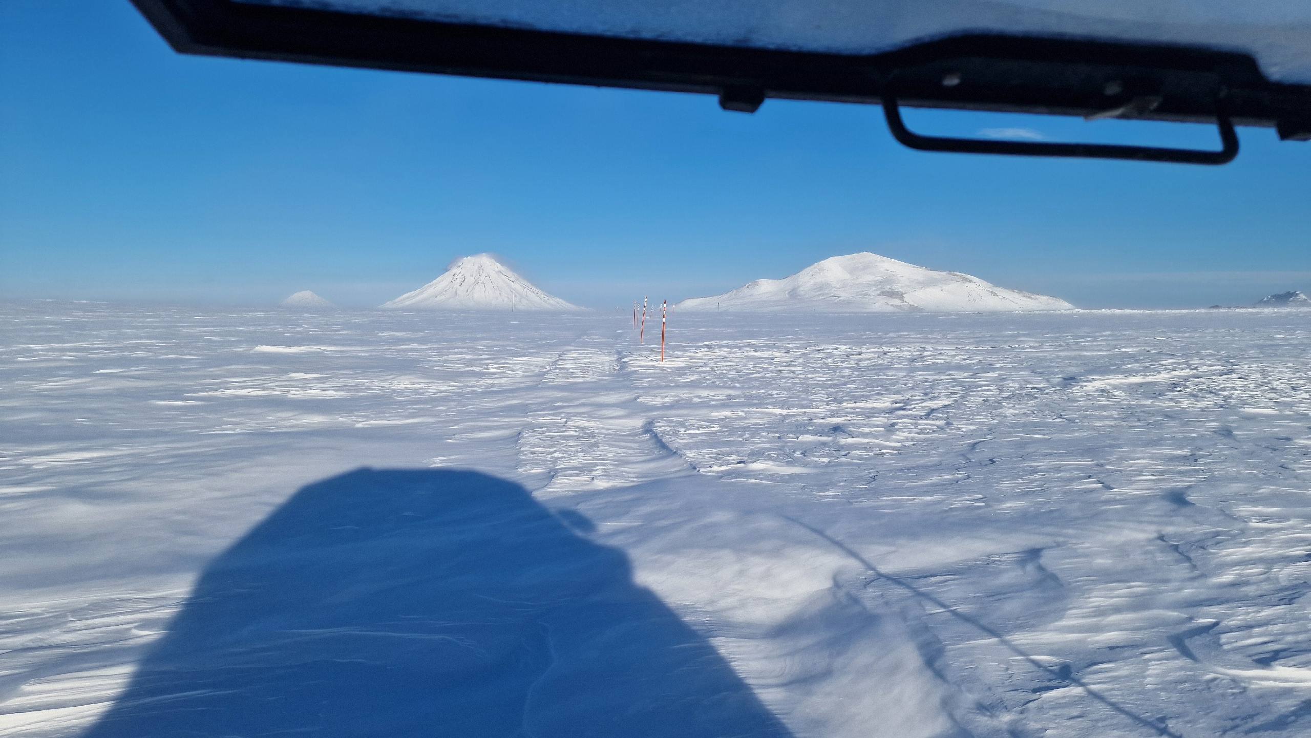 Министр ЧС Камчатки Сергей Лебедев уже устал от повторения ситуаций и обратился к водителям после очередного спасения застрявших на пути к Диким озеркам Министр выразил недоумение почему люди пытаются ехать по сложным дорогам на неподготовленных автомобилях приведя пример с заднеприводной легковушкой застрявшей в самом начале заснеженной трассы В воскресенье ездил до каньона Опасный на Вилючинском перевале Дорога от моста до перевала в колею и заметена И по ней в самом начале пытается ехать заднеприводная легковая машина Что в голове у водителя  Лебедев призвал камчатцев соизмерять возможности своих машин с качеством дорог и быть ответственнее Подписаться Предложка Чат