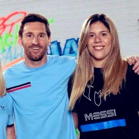 Сестра Месси попала в дорожную аварию в Майами Мария Соль потеряла контроль над управлением транспортного средства и врезалась в стену Журналист Анхель де Брито отмечает что у девушки два сломанных позвонка перелом пятки и запястья а также ожоги Она уже начала реабилитацию в Росарио Ее мама Селия Куччиттини сказала что Мария Соль потеряла сознание и врезалась в стену сказал журналист У Марии Соль была запланирована свадьба на 3 января с Хулианом Арельяно который является членом тренерского штаба молодежки Интер Майами теперь дату перенесли Подписывайтесь на РИА Новости Спорт в MAX