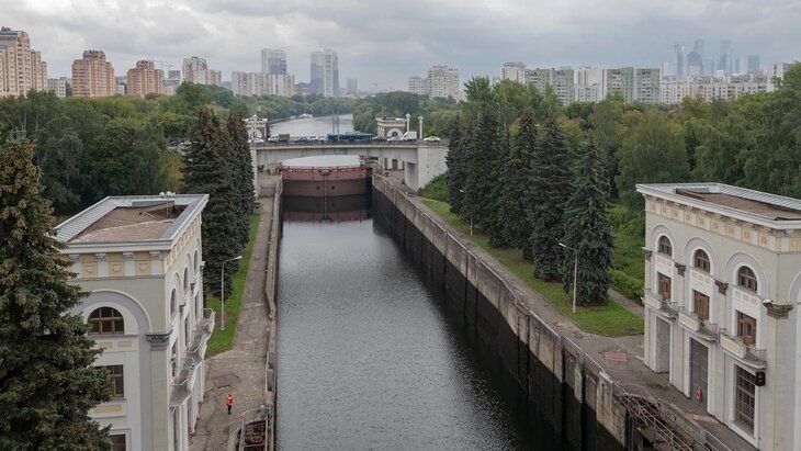 Реконструкцию канала имени Москвы планируется начать в следующем году сообщили в Минтрансе России Уточняется что километровый участок между шлюзами 7 и 8 модернизируют по нацпроекту Эффективная транспортная система Здесь планируется провести реконструкцию русла канала подходов дамб благоустроить прилегающую территорию что повысит надежность и безопасность судоходства В настоящий момент продолжаются изыскательские работы и разработка основных технических решений В русле канала обновление будет проводиться в межнавигационный период PROtransport