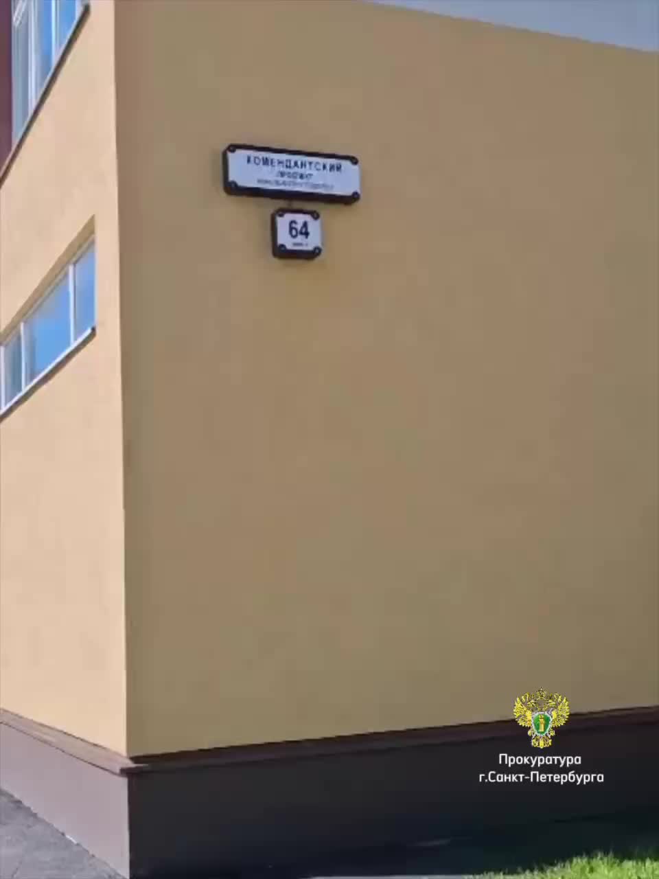 Девятилетний школьник госпитализирован после падения в люк на территории школы в Приморском районе