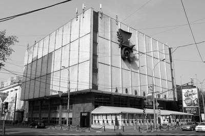 Дом кино Подробности закрытия В начале февраля закрыл навсегда свои двери Дом кино на Васильевской улице служивший центром отечественной кинематографии с 1968 года Здесь проходили кинопоказы и презентации многих знаменитых фильмов По информации журналистов здание пойдет под снос а на его месте будет возведен многоэтажный жилой комплекс с концертными залами Подобное решение вызывало обоснованное возмущение не только представителей творческой среды но и простых москвичей  Тогда же в феврале депутат Госдумы Сергей Обухов КПРФ попросил мэра Москвы в своем депутатском запросе пересмотреть решение о сносе и каково же оказалось его удивление когда он узнал что Союз кинематографистов России не разделяет предложение о сохранении здания В своем ответе мэр Москвы сообщил что инициатором сноса здания служит его собственник Союз кинематографистов России  Реализация проекта строительства нового здания происходит во взаимодействии с председателем Союза кинематографистов Н С Михалковым В настоящее время архитектурная концепция нового здания согласована в установленном порядке Начало работ планируется в сентябре 2025 года сообщается в ответе  Выводы как говорится делайте сами Приемная депутата ГД Обухова С П в Telegram Приемная депутата ГД Обухова С П в ВК Запрос Обухова Сергей Обухов Госдума Государственная Дума КПРФ Дом кино Москва