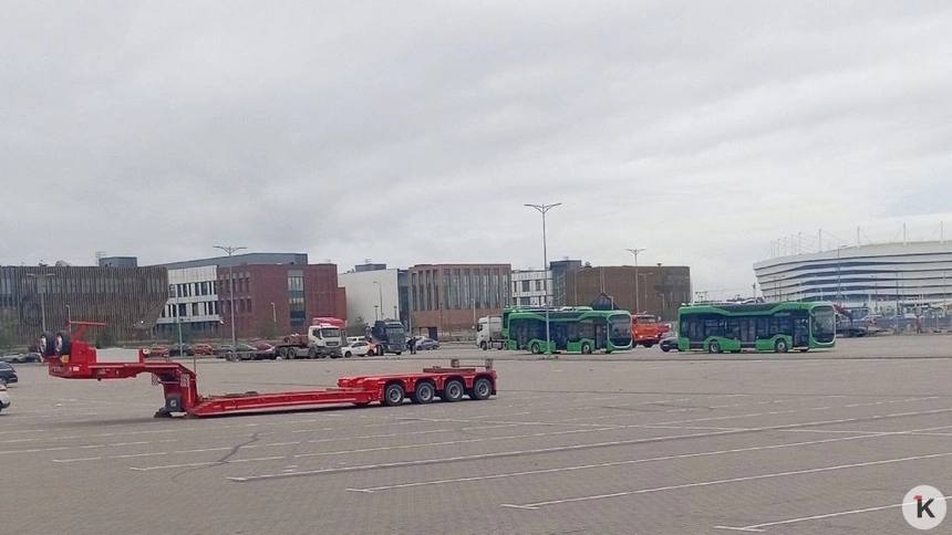 В Калининград привезли вторую партию троллейбусов с подсветкой и тихими дверями Транспорт выгрузили с трейлеров и поставили на колёса возле стадиона на Острове Таким образом в Калининград уже прибыло шесть единиц из 20 запланированных Новые троллейбусы по комплектации не отличаются от тех что поступили ранее однако производитель внёс небольшие улучшения Двери новых троллейбусов оснащены автоматической подсветкой которая включается при открытии и дополнительно сигнализирует о посадке Учтены и пожелания калининградцев двери закрываются тише Транспорт появится на линии не ранее чем через месяц