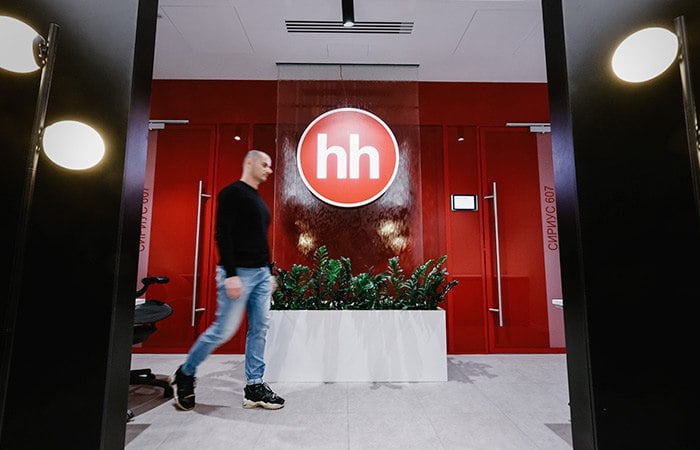 Акционеры кипрской HeadHunter Group Plc утвердили решение о ее редомициляции в РФ  Акционеры кипрской HeadHunter Group Plc на внеочередном собрании одобрили редомициляцию компании в САР Калининградской области, говорится в ее сообщении.  Собрание прошло в четверг; по итогам редомициляции HeadHunter Group Plc, которая ранее являлась материнской компанией группы HeadHunter, продолжит работу под названием МКАО "Хэдхантер Груп ПиЭлСи".  Акционеры утвердили размер уставного капитала МКАО в 50 млн 635 тыс. 720 обыкновенных акций номинальной стоимостью 0,21 рубля и устав компании, а также избрали совет директоров из 9 человек.