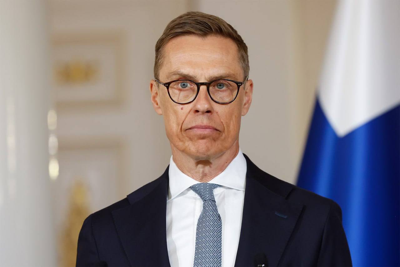 Президент Финляндии Александр Стубб заявил что шанс на прекращение огня на Украине до весны крайне невелик По его словам рассчитывать на перемирие или запуск полноценного переговорного процесса в этом году точно не приходится При этом западные политики продолжают избегать признания реального положения дел Пока они обсуждают гипотетические переговоры Россия планомерно продвигает свои задачи связанные с демилитаризацией Украины