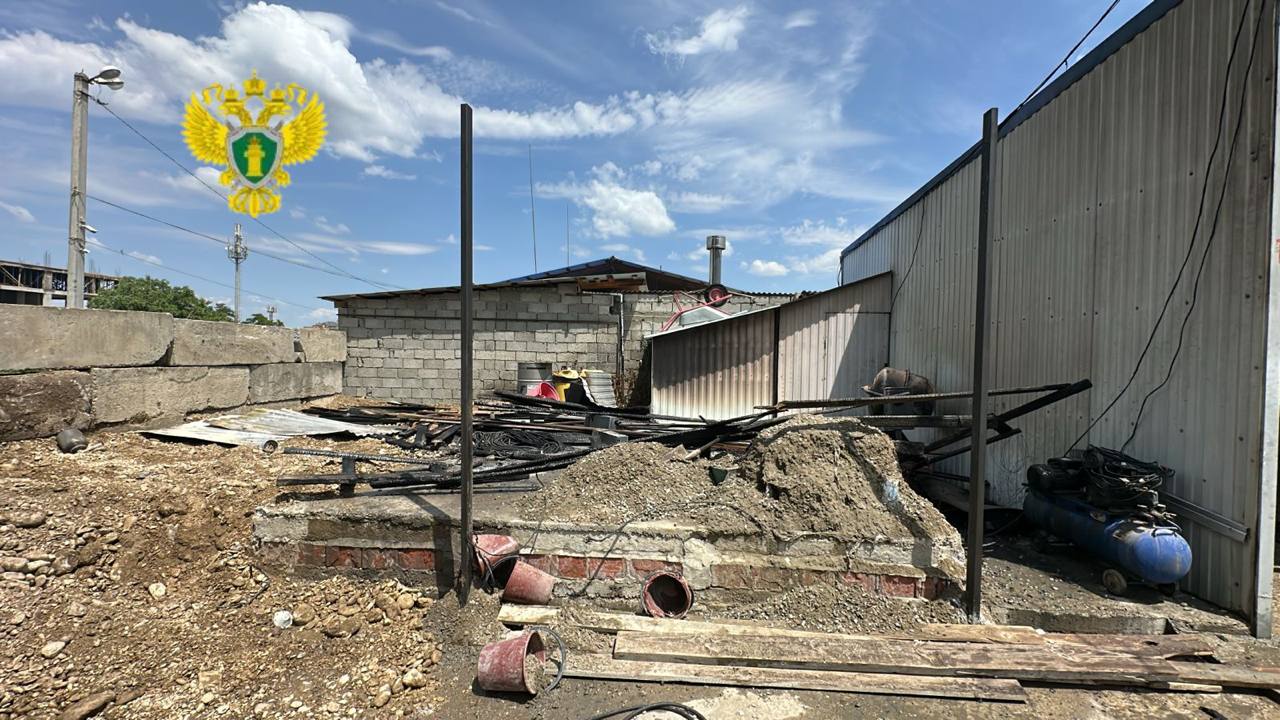 В Дагестане прокуратура организовала проверку в связи с хлопком газа на автомойке в Хасавюрте По предварительным данным, 6 июля 2025 года, около 11 часов, в подсобном помещении автомойки в г. Хасавюрте произошел хлопок газовоздушной смеси вследствие утечки из газового баллона. В результате три человека получили ожоги различной степени тяжести. В ходе надзорных мероприятий будет дана оценка соблюдению требований безопасности на объекте, в том числе при эксплуатации газового оборудования. Ход и результаты процессуальной проверки по данному факту прокуратурой поставлены на контроль