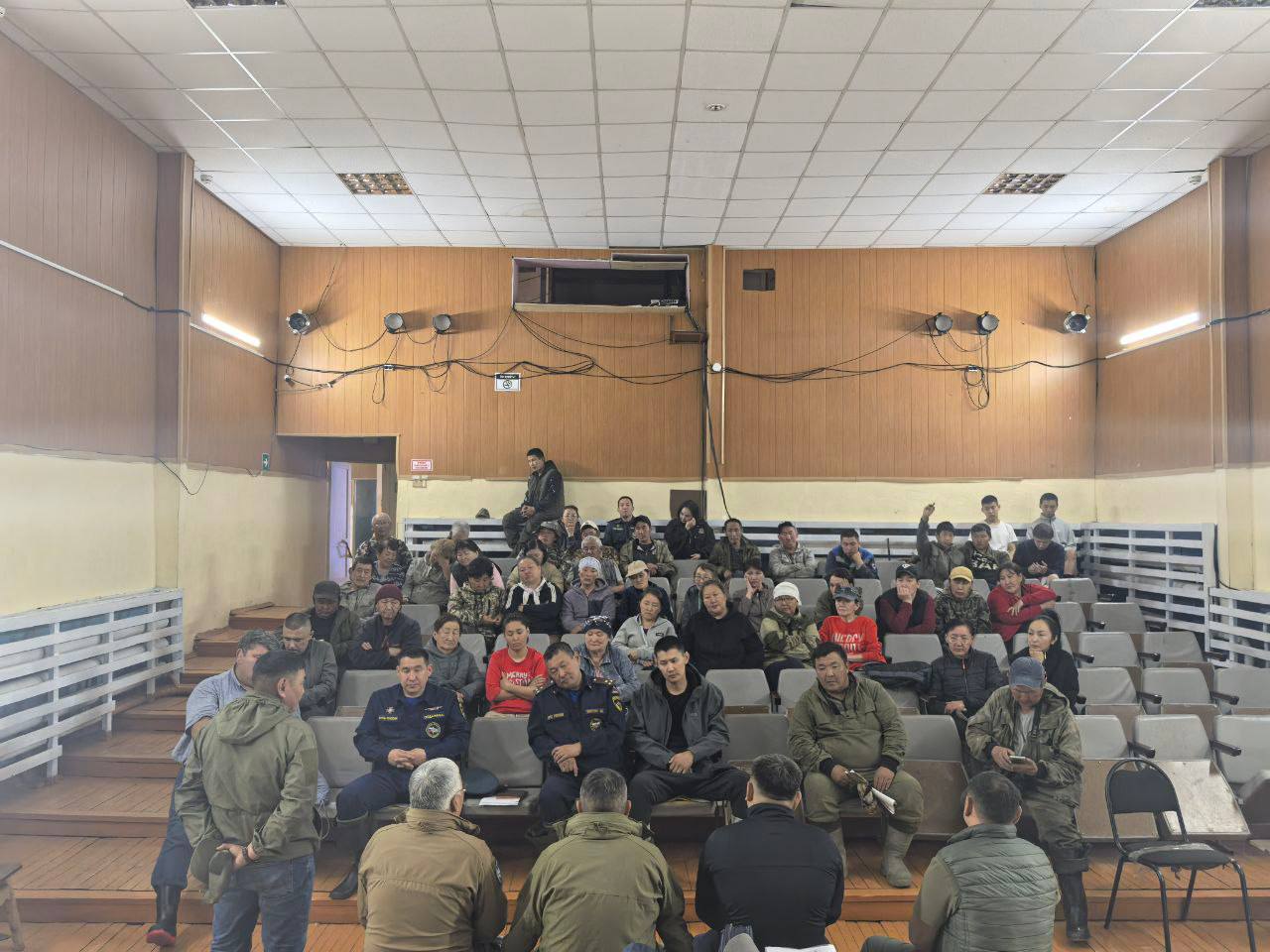 Власти Якутии подсчитают ущерб от паводка в Оймяконе и приступят к восстановлению   Правительственная группа под руководством первого заместителя Председателя Правительства Якутии Дмитрия Садовникова встретилась с жителями пострадавшего от паводка с. Оймякон и провела рабочее совещание.     Работы много: начиная от восстановления сельского хозяйства, заканчивая строительными работами. Все это, до наступления зимы, мы готовы сделать, чтобы восстановить привычную жизнь района.