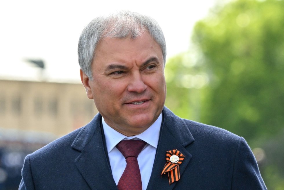 Председатель Госдумы Вячеслав Володин провел встречу с представителями Европарламента и национальных парламентов различных европейских стран, включая Германию, Чехию, Кипр, Словакию, Болгарию и Сербию. Разговор занял больше двух часов и касался ключевых проблем современной международной повестки. Во вступительном слове председатель Госдумы заметил, что хотя Европа географически близка к России, депутаты редко приезжают лично в Москву. Часто европейцам приходится совершать длительные путешествия через соседние государства, значительно увеличивая путь, тогда как коллегам из дальних стран удается посещать Россию гораздо чаще. Володин особо подчеркнул важность постоянного диалога между, парламентариями вне зависимости от партийной и национальной принадлежности. Такие встречи позволяют глубже понимать друг друга и находить взаимовыгодные решения, полезные гражданам обеих сторон. Одной из центральных тем стало обсуждение принципов уважения и равноправия в межгосударственных отношениях, а также сохранения советских памятников на территориях европейских стран. Фото: Сергей Бобылев / РИА Новости
